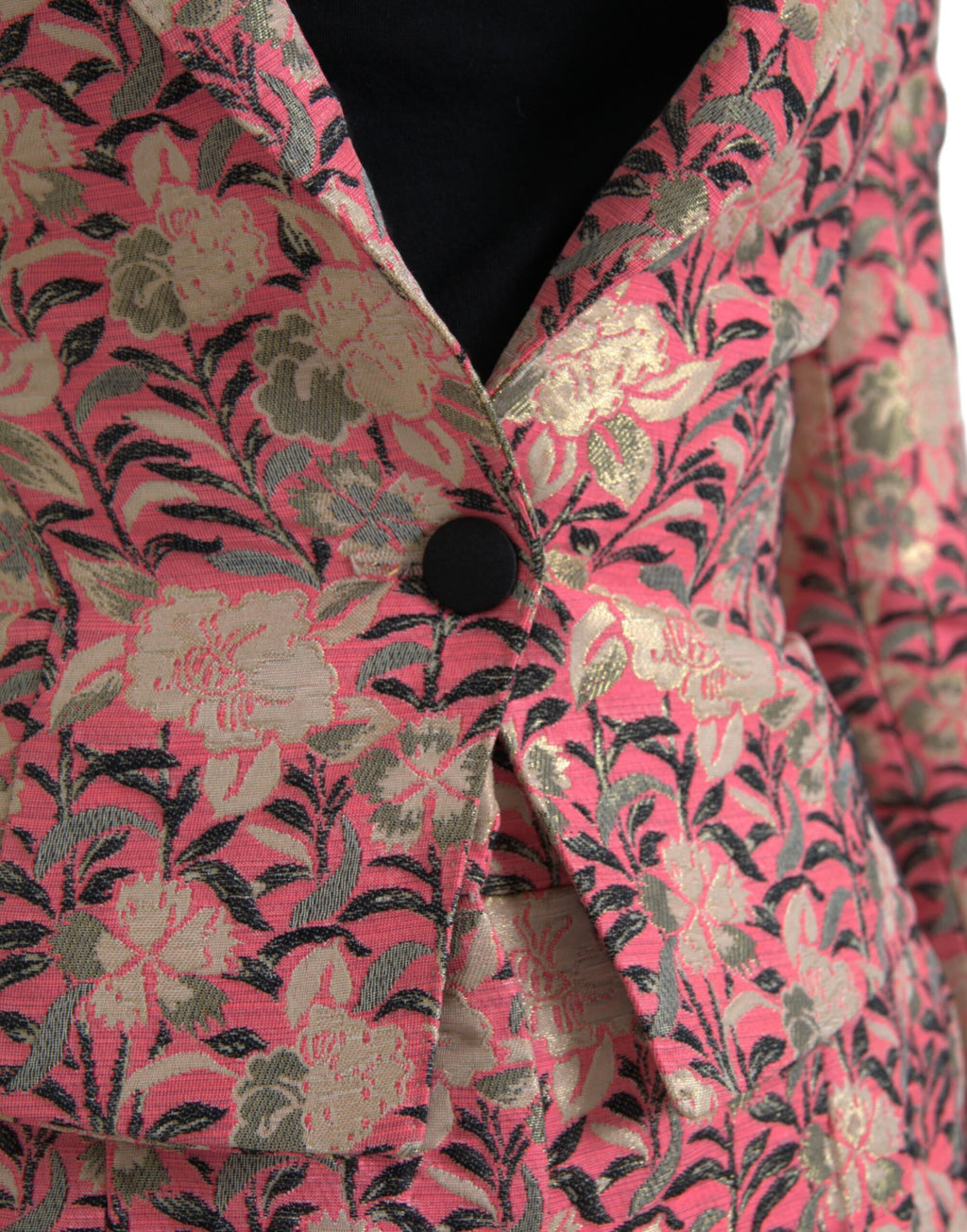 Costume deux pièces Dolce & Gabbana en jacquard floral rose, coupe slim, vue de l'ensemble sur mannequin.