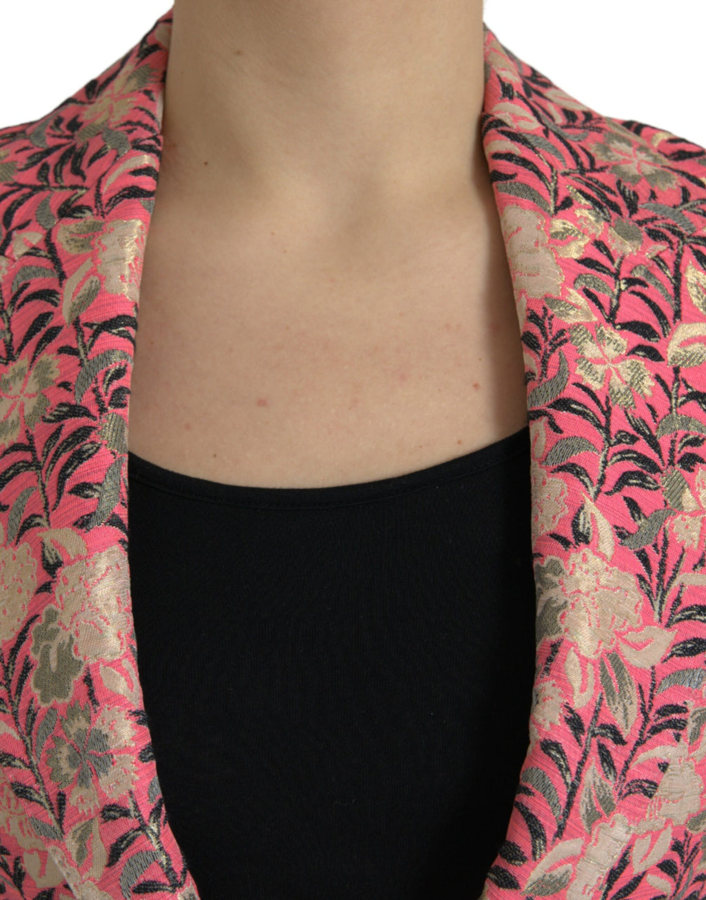 Costume deux pièces Dolce & Gabbana en jacquard rose floral, coupe slim, vue de face avec détails du tissu élégant.
