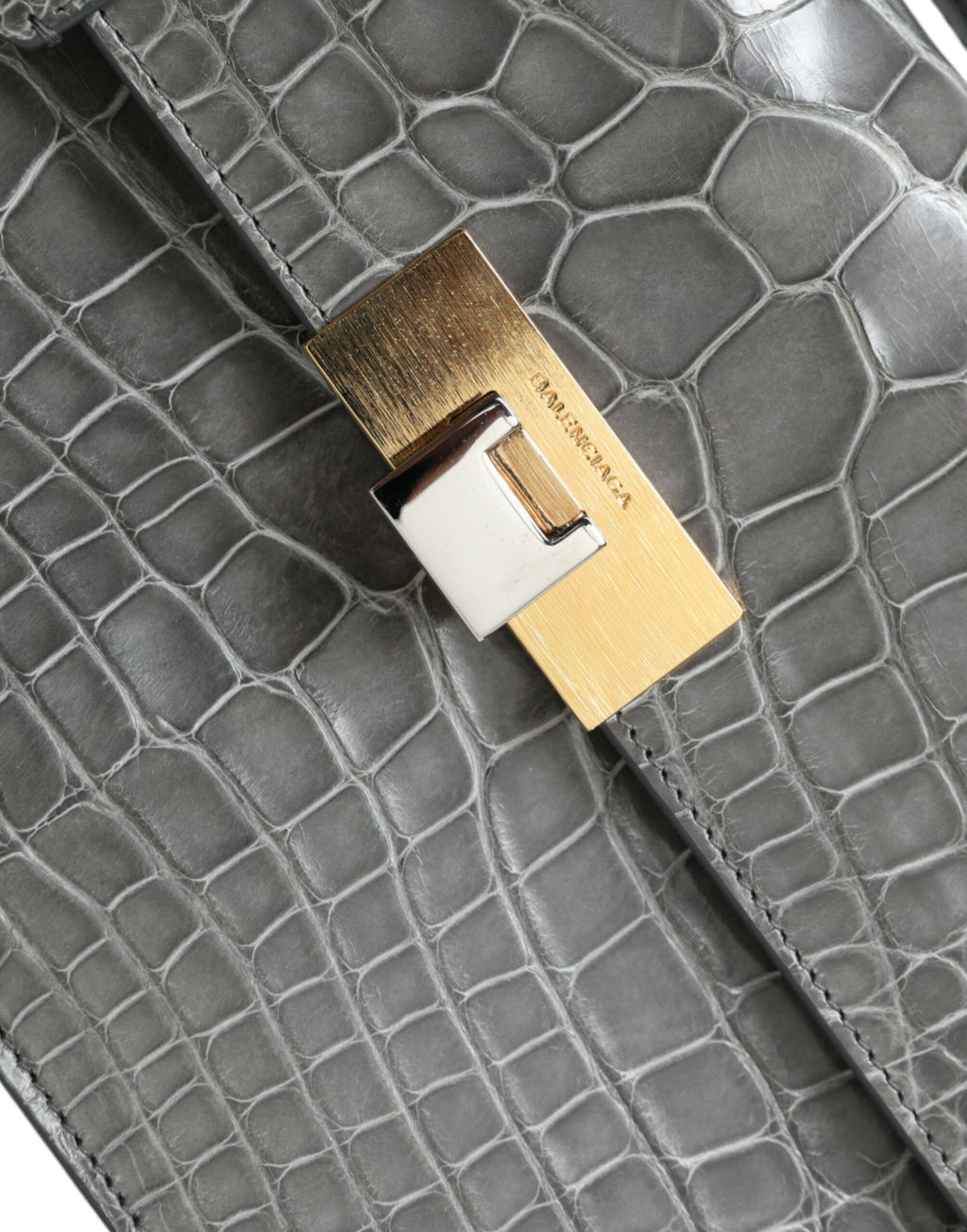 Sac à main Balenciaga gris en cuir exotique, moyen format, bandoulière et poignée pour porte-documents élégant.