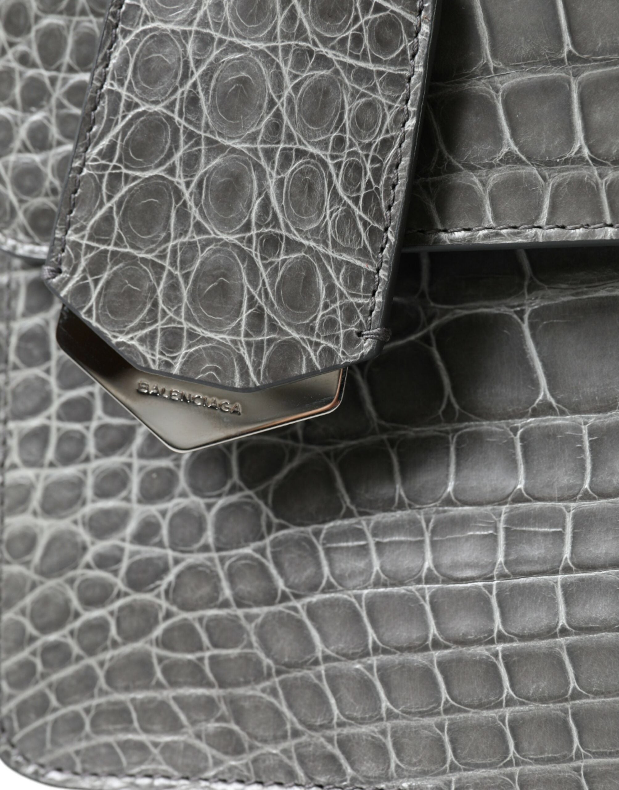 Sac à main Balenciaga en cuir exotique gris moyen, sacoche d'épaule élégante avec poignée.