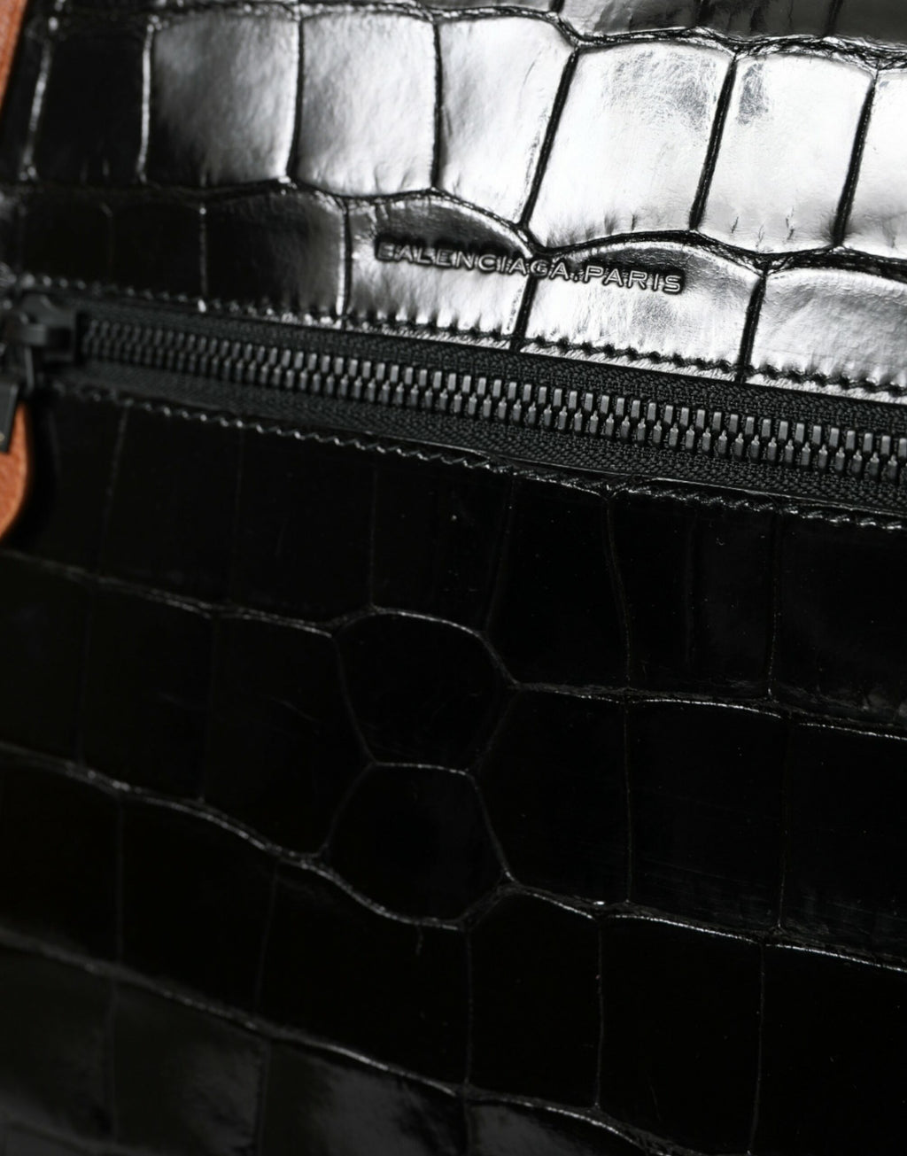 Sac à main Balenciaga en cuir exotique noir et marron, format vertical, sacoche croisée élégante.