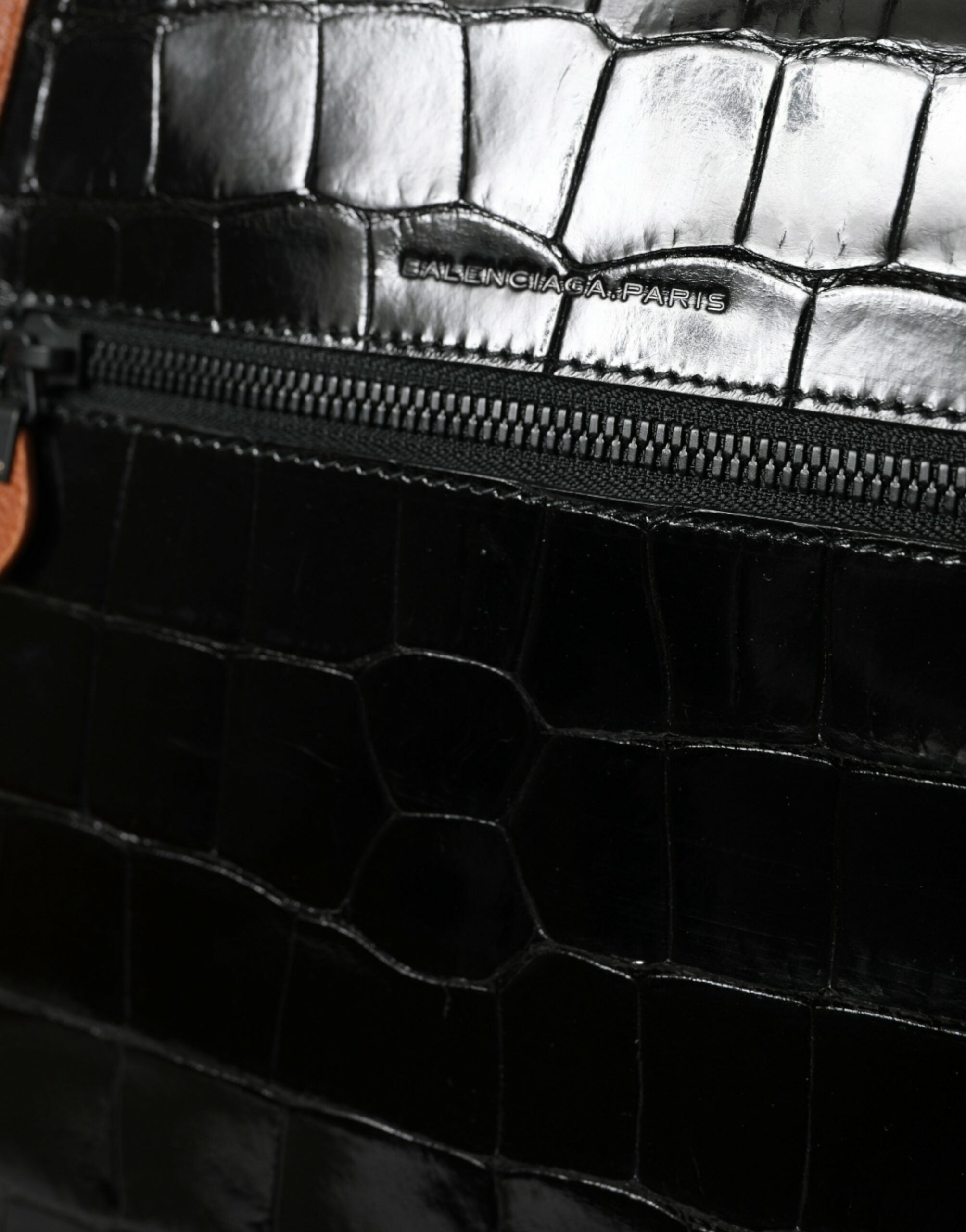 Sac à main Balenciaga en cuir exotique noir et marron, format vertical, sacoche croisée élégante.