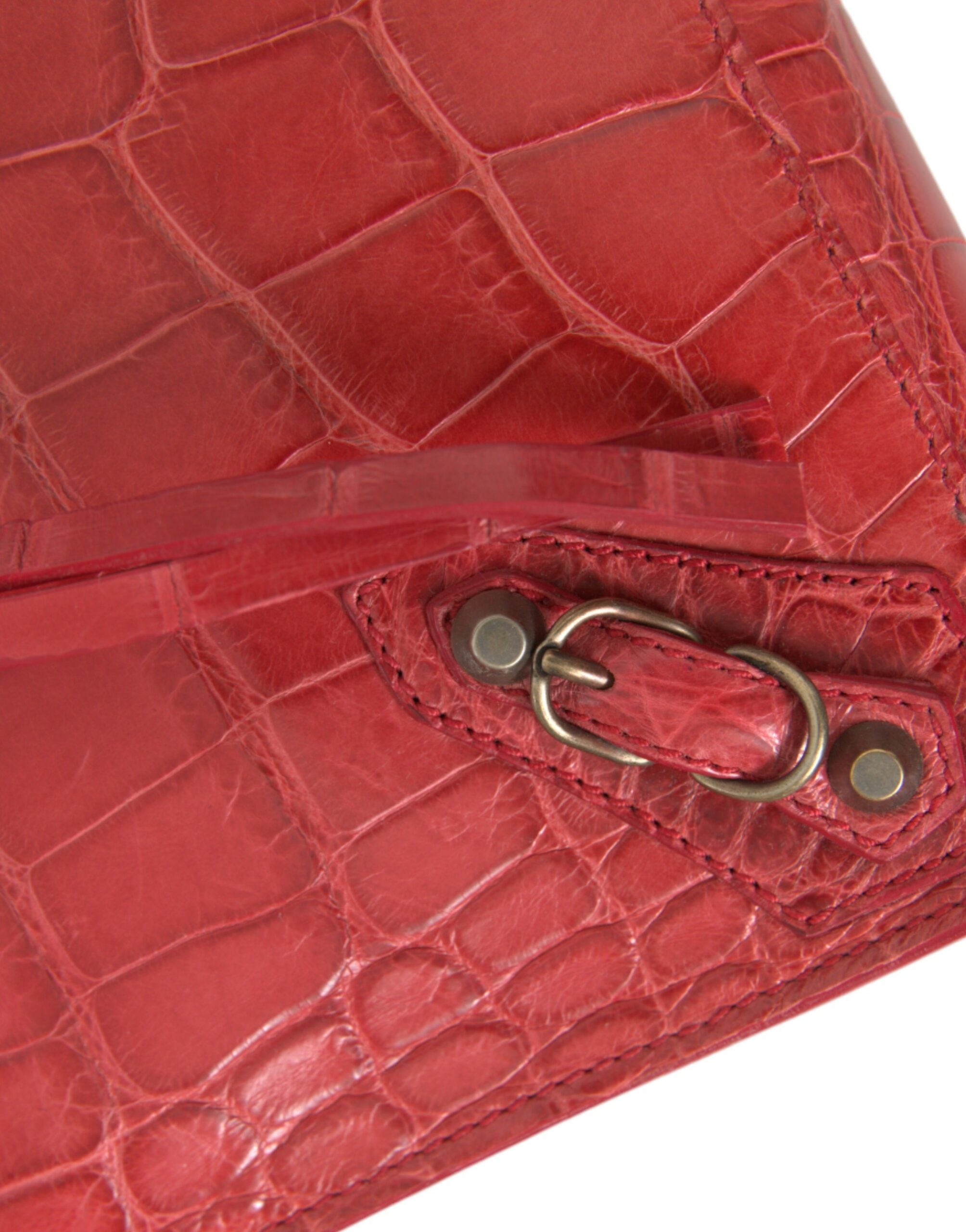 Pochette Balenciaga en cuir exotique rouge, classique et élégante, avec poignée pour poignet et détails sophistiqués.