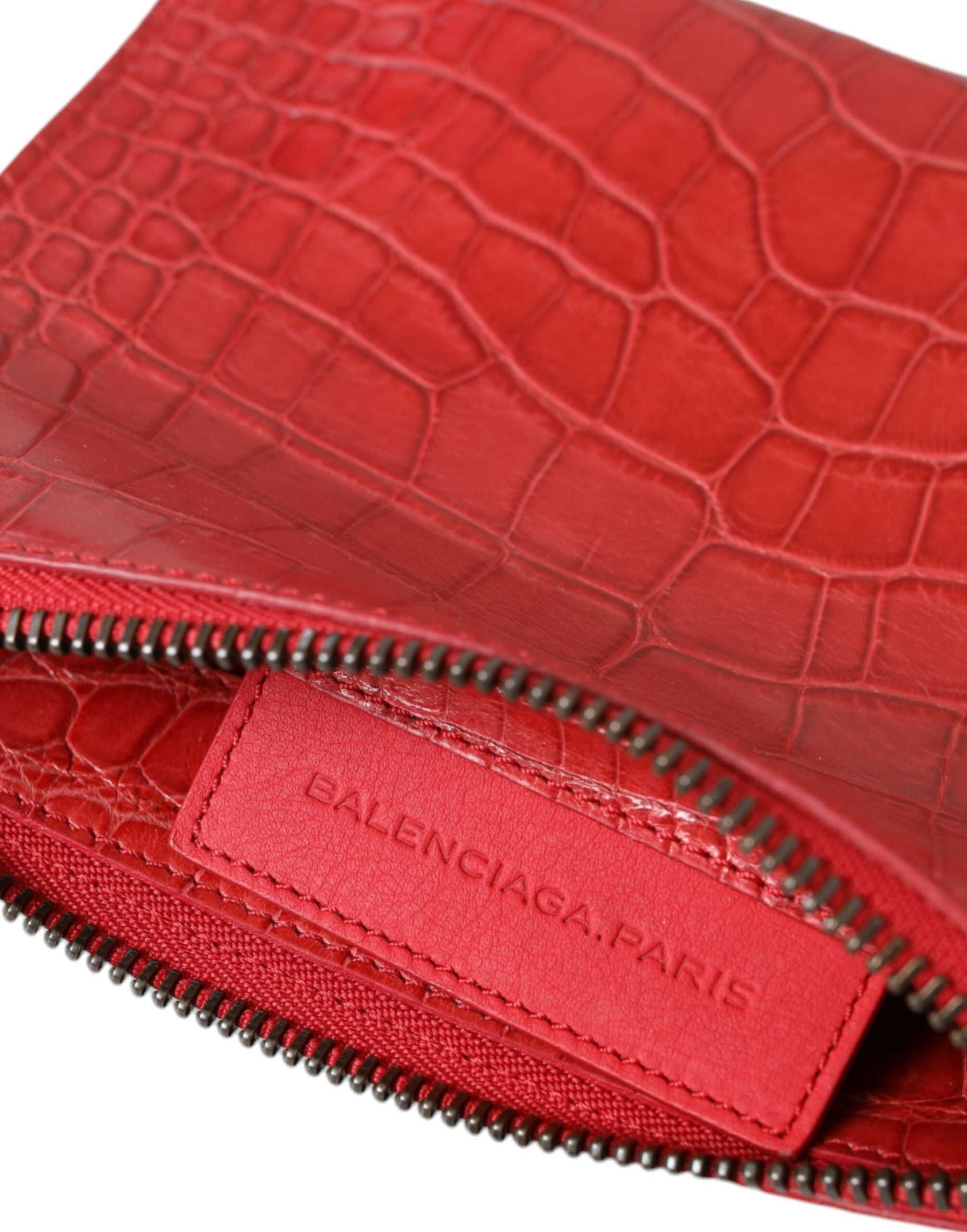 Pochette balenciaga rouge en cuir exotique, sac à main classique avec poignée wristlet, en cuir luxueux et texturé.