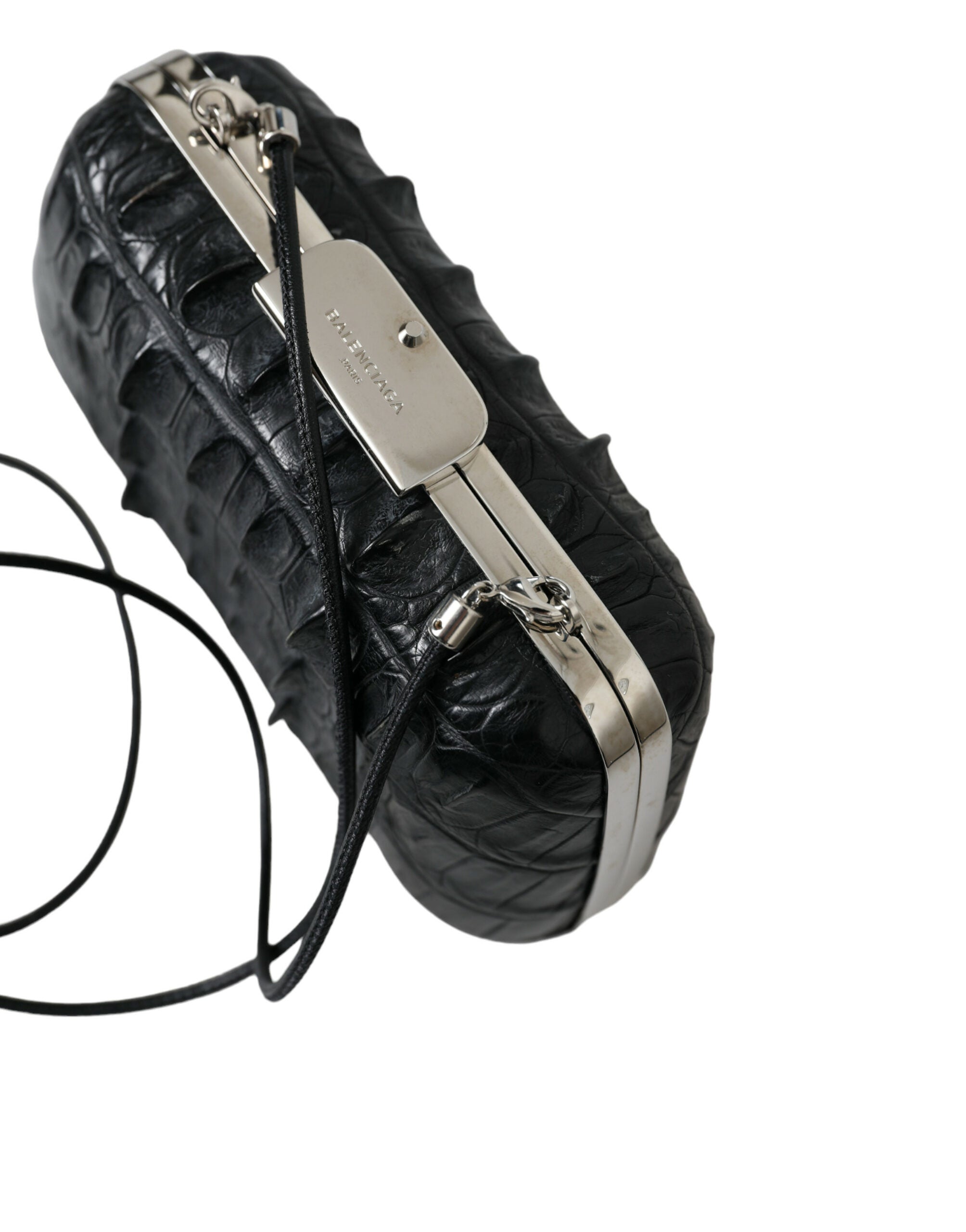 Sac clutch Balenciaga en cuir exotique noir avec bandoulière, format boîte, élégant et sophistiqué.