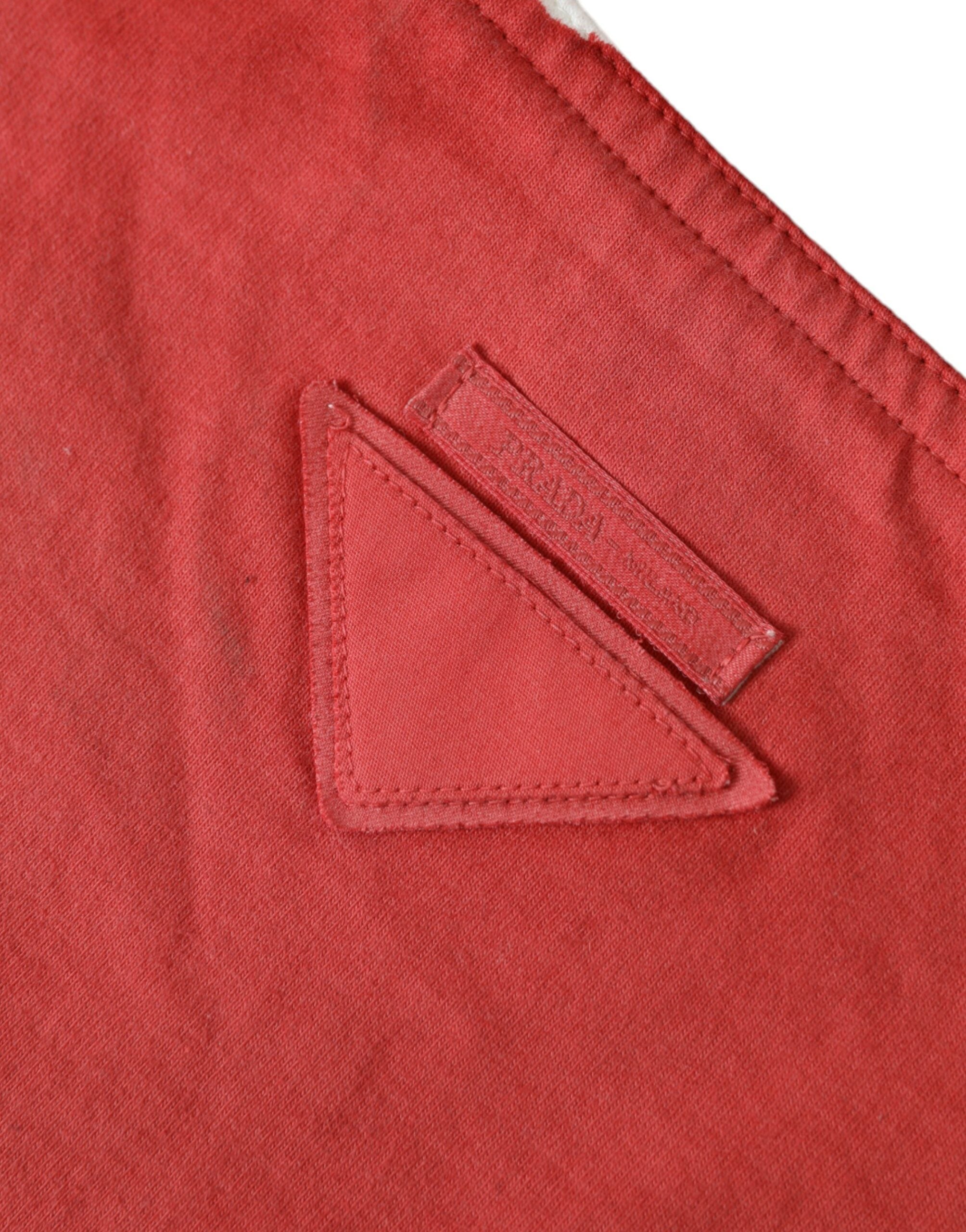 Sac shopping Prada en jersey rouge avec logo, bandoulière et grand compartiment, élégant et pratique.
