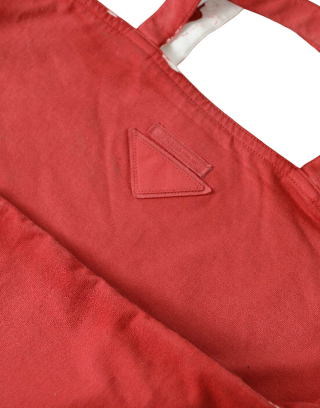 Sac shopping Prada en jersey rouge avec logo, bandoulière et grande capacité, idéal pour transporter des objets quotidiens.