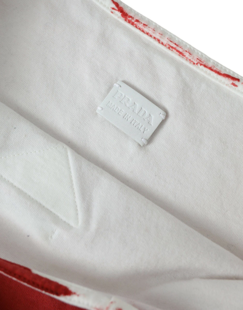 Sac shopping Prada en jersey rouge avec logo, bretelles épaisses et design spacieux, idéal pour transporter des affaires.