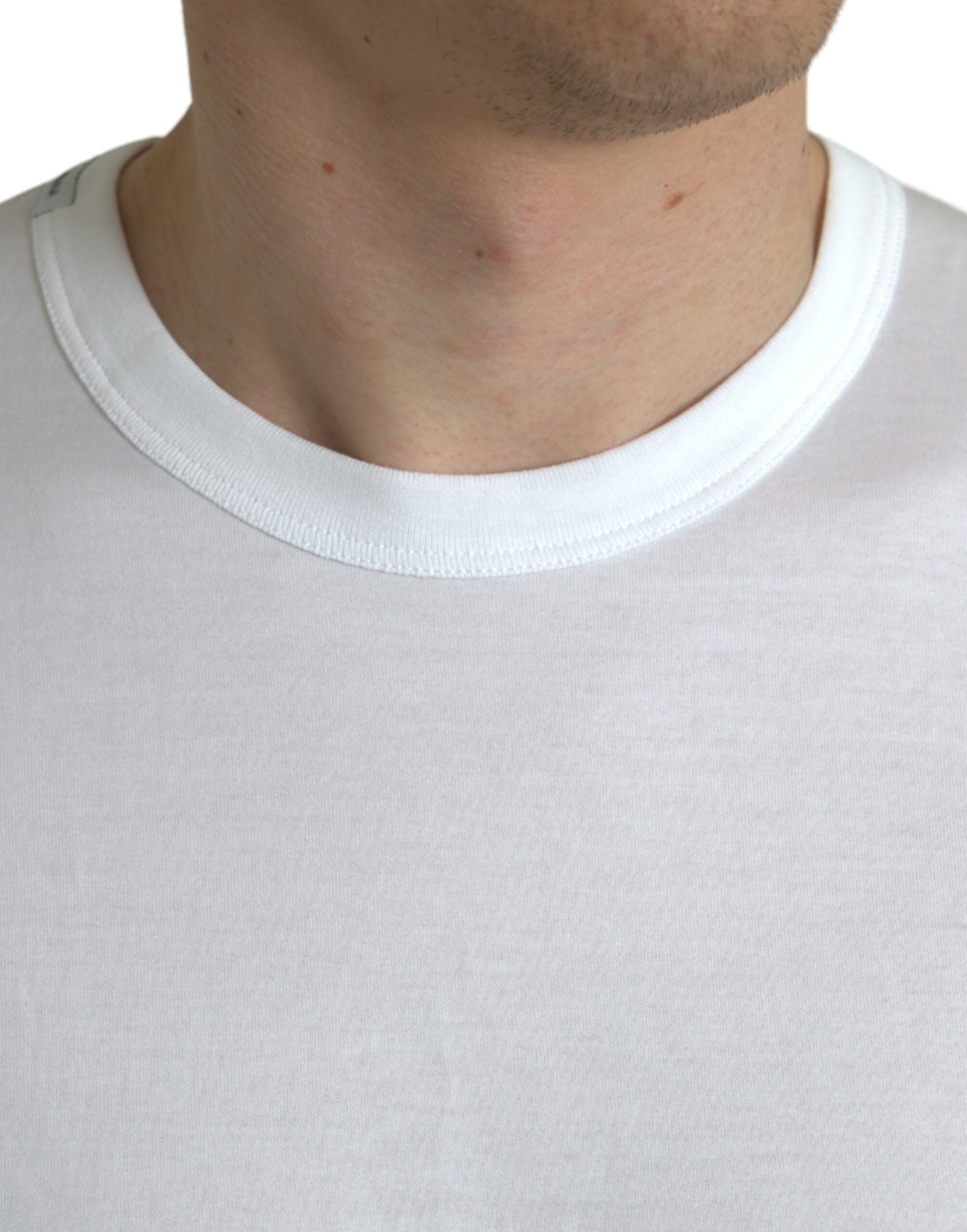 T-shirt blanc Dolce & Gabbana avec logo, col rond et manches courtes, vue de face.