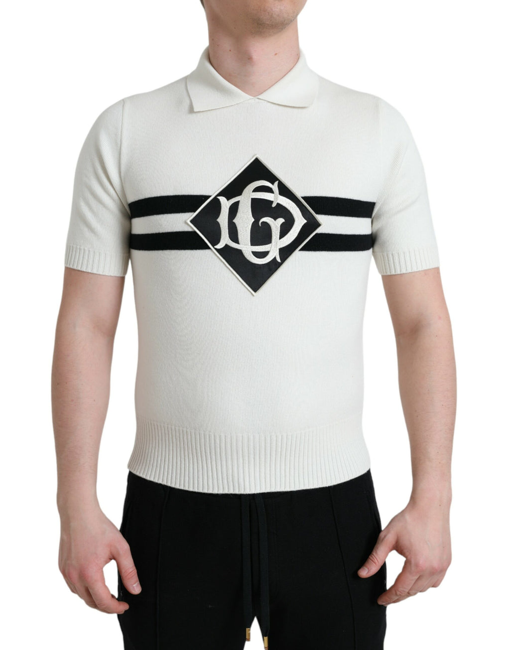 Chemise henley blanche Dolce & Gabbana avec logo DG, col boutonné, coton doux, vue de face.