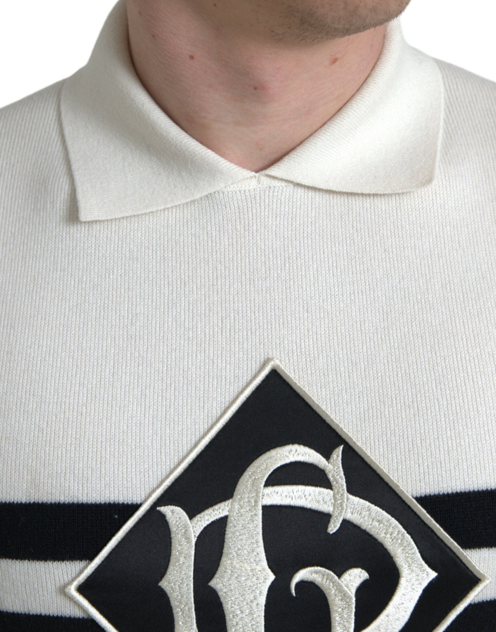 Chemise henley blanche Dolce & Gabbana avec logo DG, col boutonné, tissu doux et style élégant visible sur l'image.