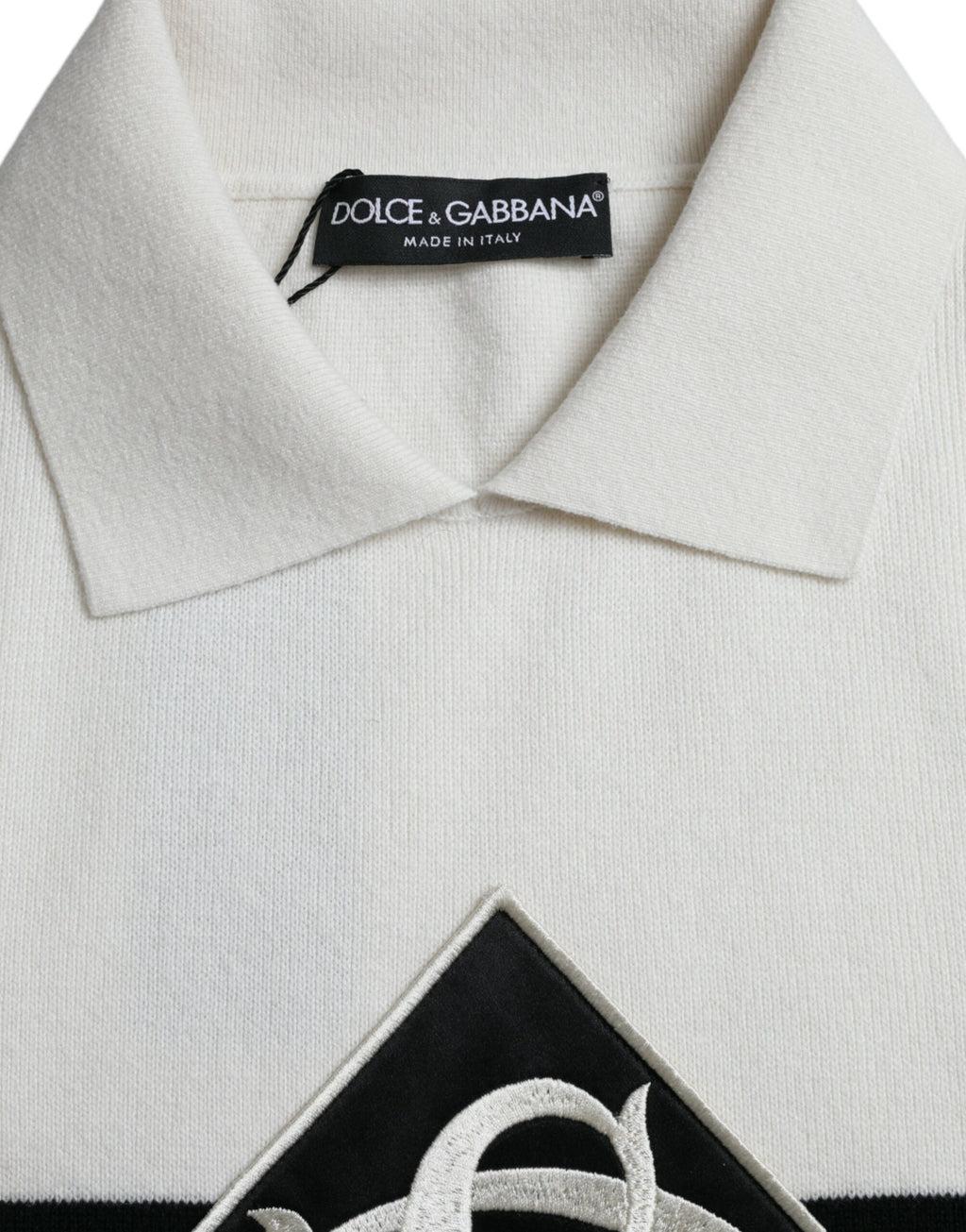 Chemise henley blanche Dolce & Gabbana avec logo DG, col boutonné, tissu coton, style élégant et décontracté.