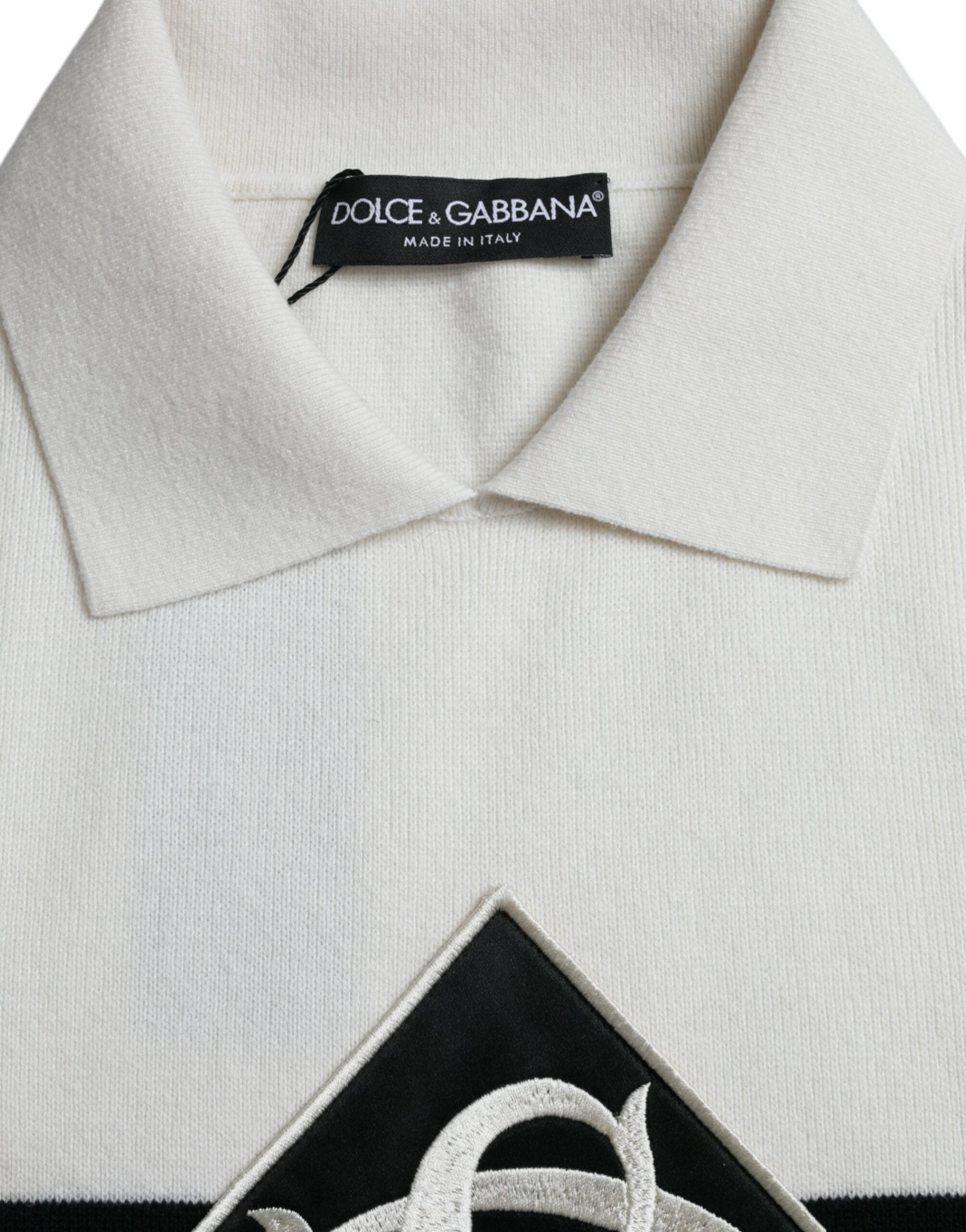 Chemise henley blanche Dolce & Gabbana avec logo DG, col boutonné, tissu coton, style élégant et décontracté.