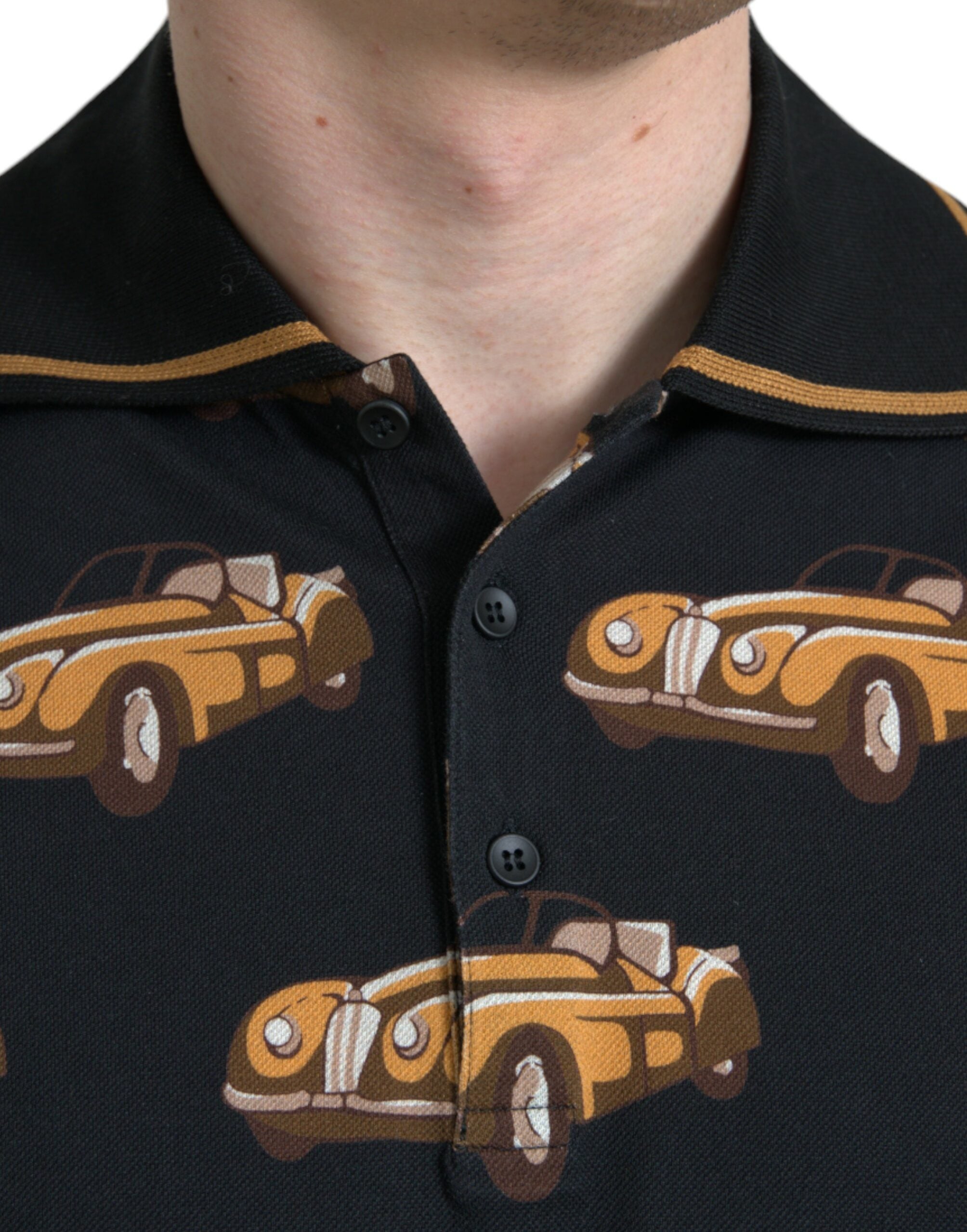 T-shirt polo à manches courtes noir Dolce & Gabbana avec motif voiture imprimée, style élégant et décontracté.