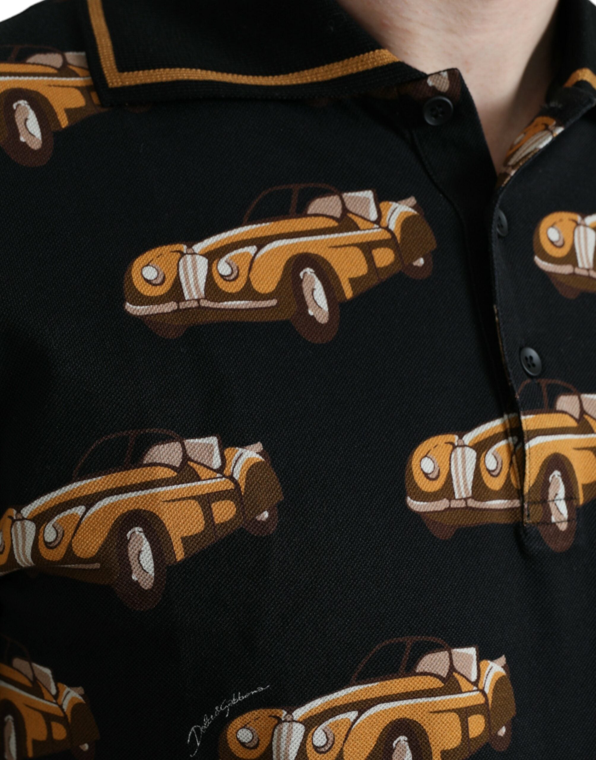 T-shirt polo à manches courtes noir avec motif de voiture Dolce & Gabbana, style décontracté et design élégant.