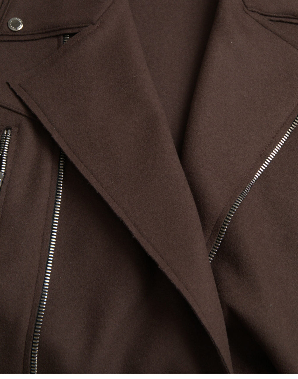 Manteau court en laine marron de style biker par Dolce & Gabbana, avec coupe ajustée et détails en cuir.