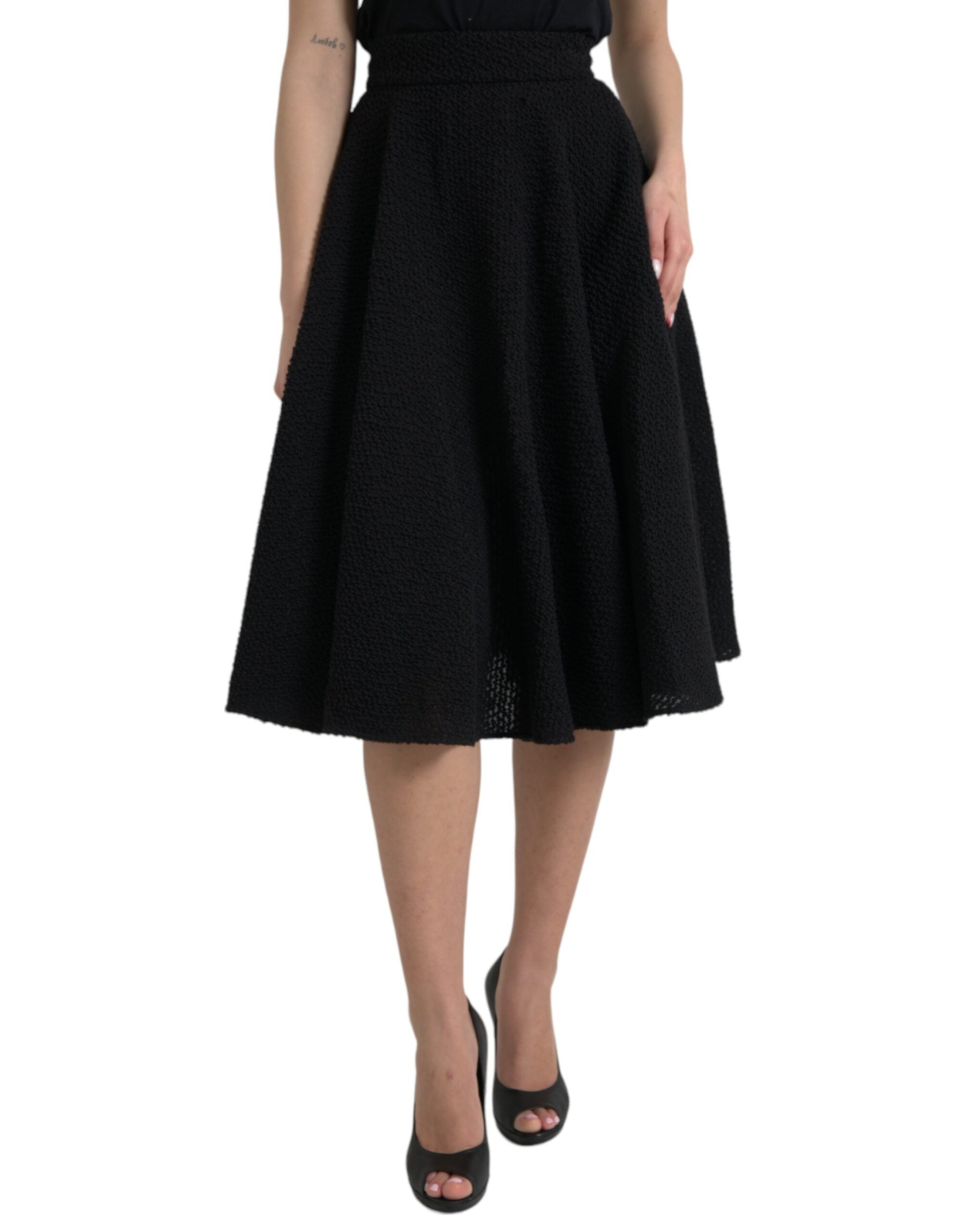 Jupe noire à taille haute en ligne A et longueur au genou de Dolce & Gabbana, en tissu élégant, vue de face.