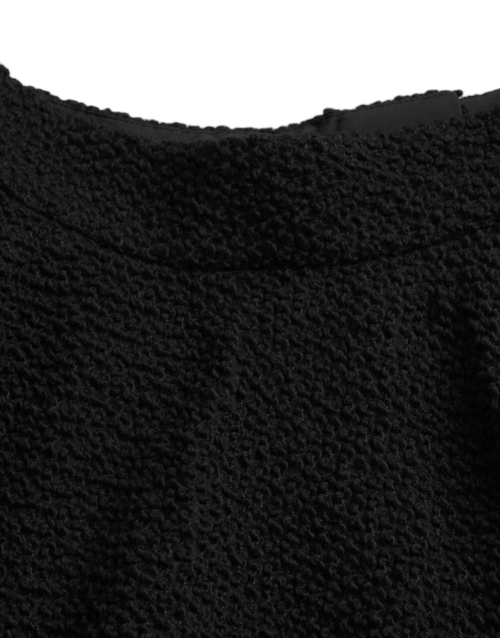 Jupon noir à taille haute et coupe évasée, longueur genou, de la marque Dolce & Gabbana, en tissu élégant et fluide.