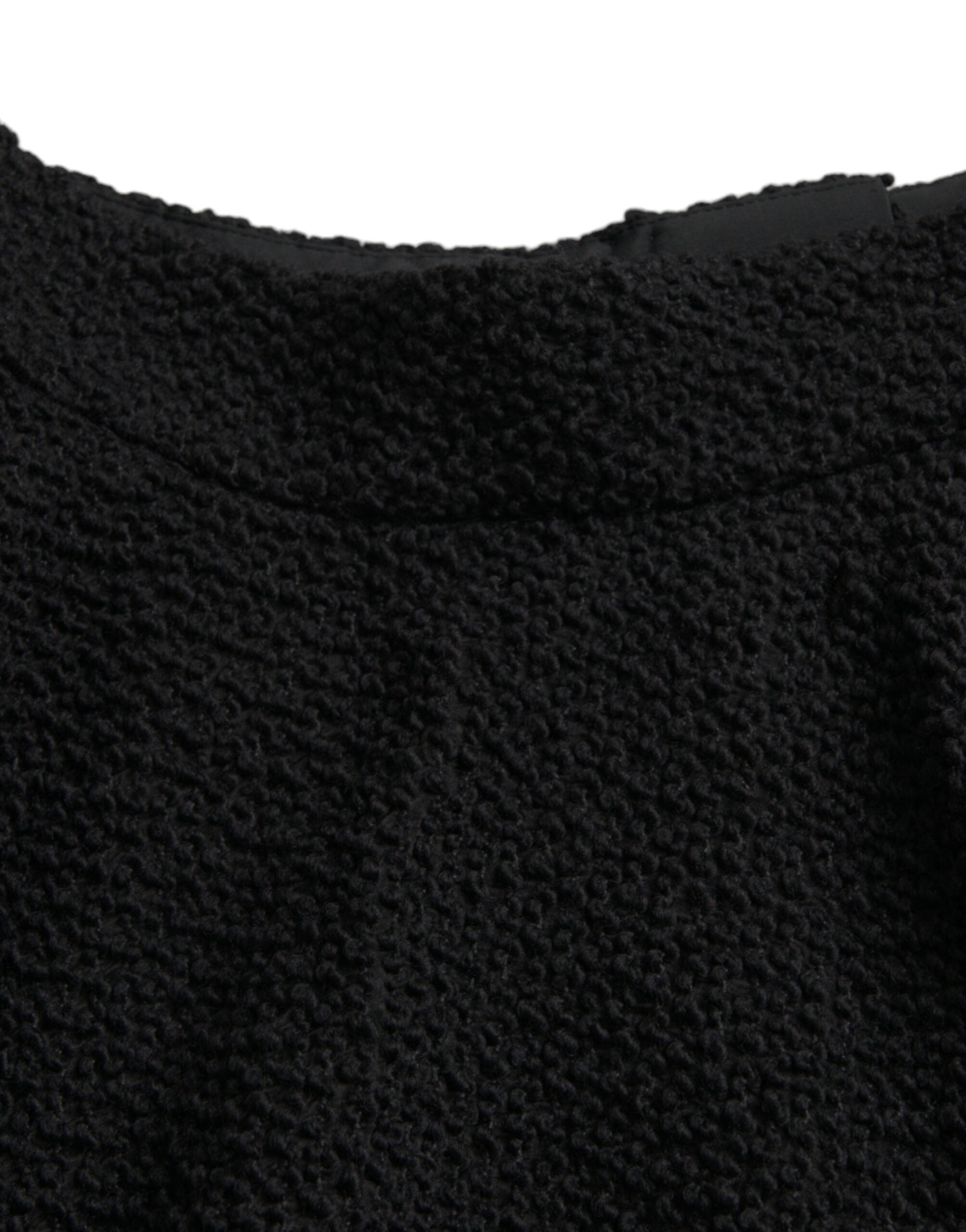 Jupon noir à taille haute et coupe évasée, longueur genou, de la marque Dolce & Gabbana, en tissu élégant et fluide.