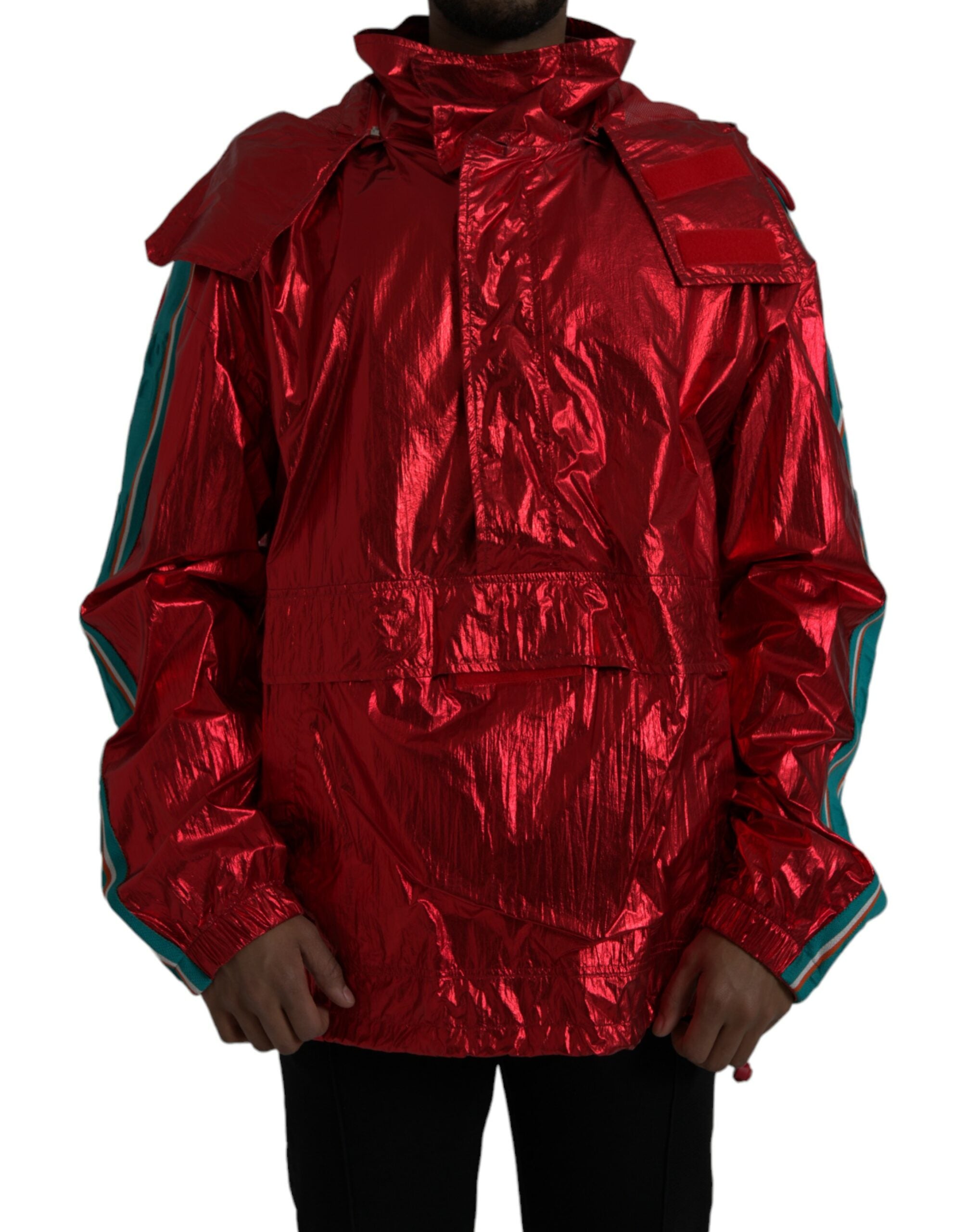 Sweat à capuche en nylon rouge Dolce & Gabbana, pull-over décontracté avec capuche et détails modernes.