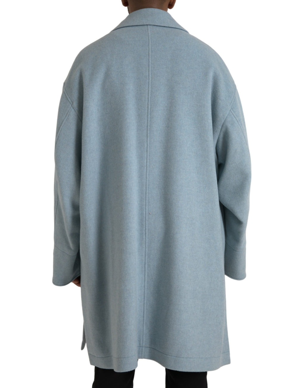 Manteau trench en laine bleu clair de Dolce & Gabbana Light Blue avec boutons, porté sur un mannequin.