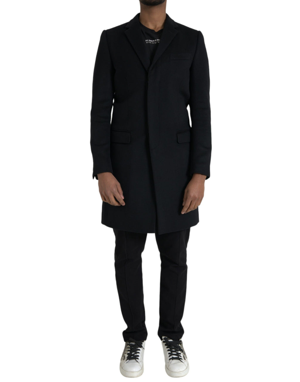 Manteau trench noir Dolce & Gabbana à simple boutonnage, classique et élégant, porté sur un modèle.