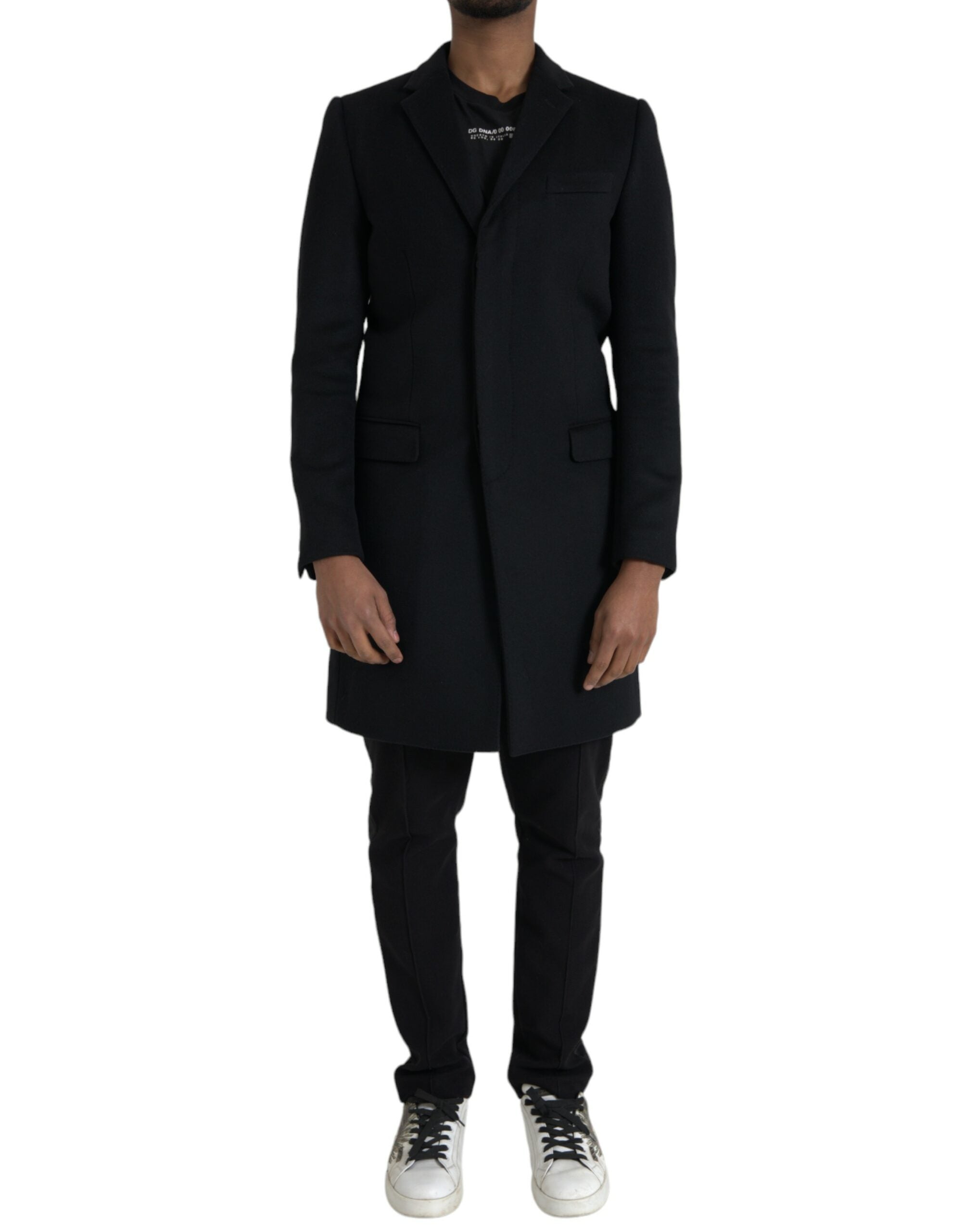 Manteau trench noir Dolce & Gabbana à simple boutonnage, classique et élégant, porté sur un modèle.