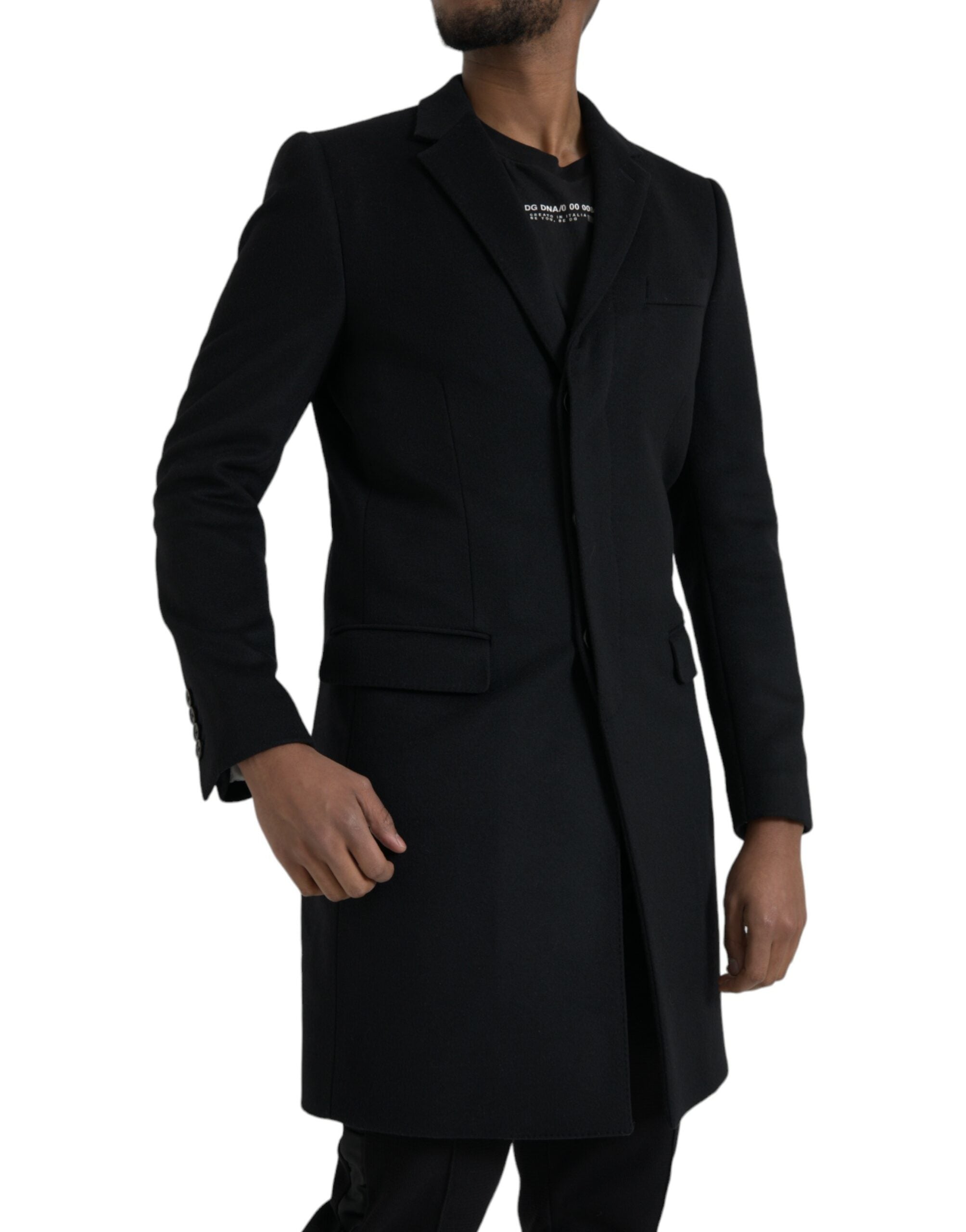 Manteau trench noir à un seul boutonnage de Dolce & Gabbana, silhouette élégante et moderne, porté sur un mannequin.