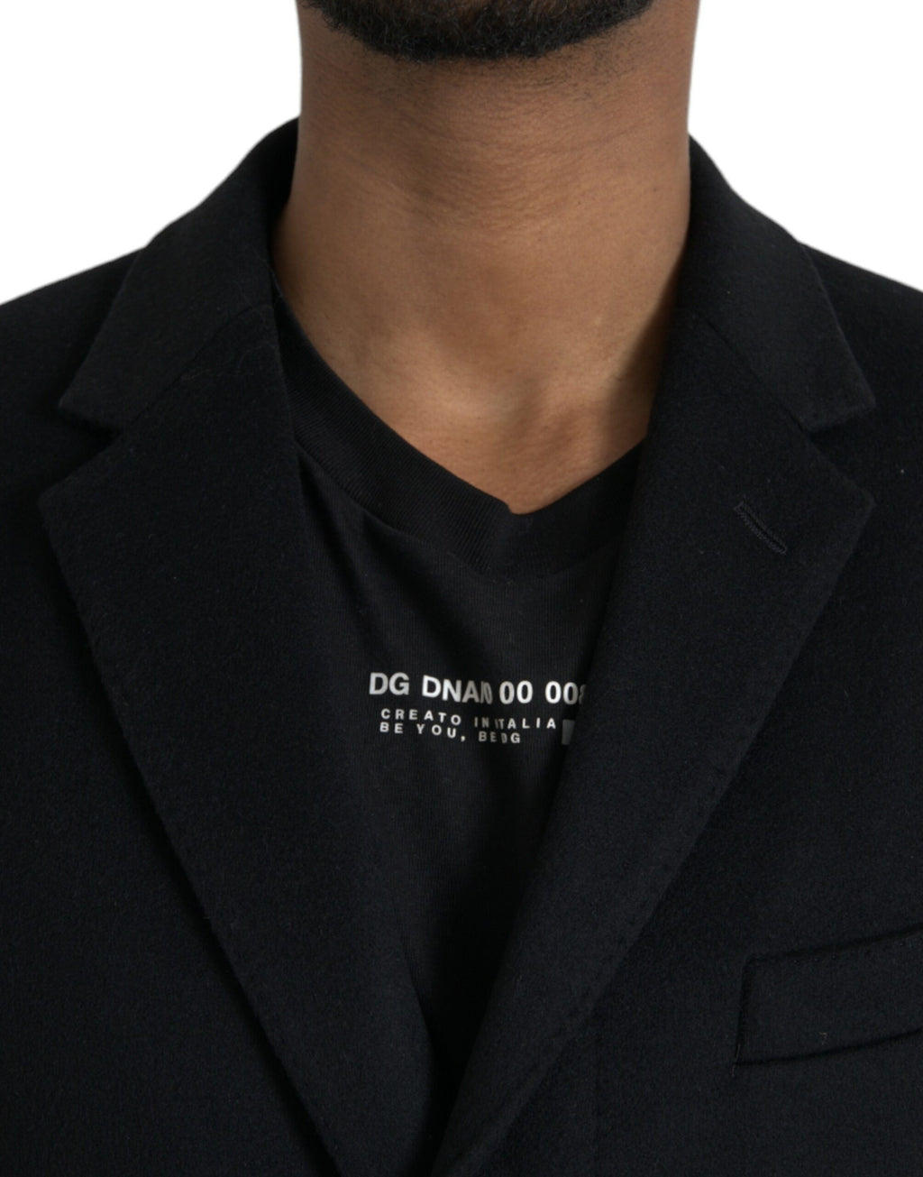 Manteau trench noir à un seul boutonnage de Dolce & Gabbana, veste élégante en tissu léger, visible avec col et ceinture.