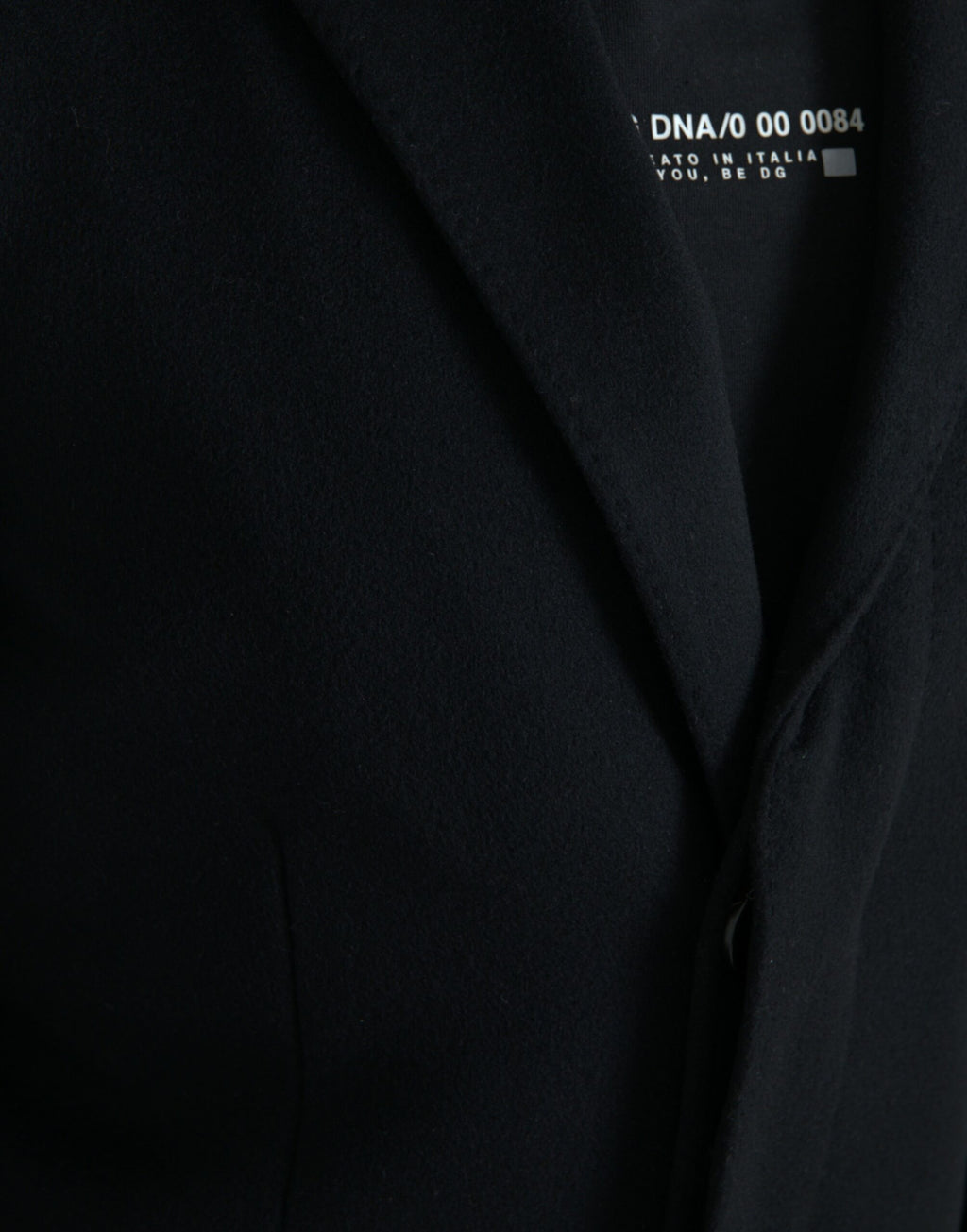 Manteau trench noir à un seul rang de boutons de Dolce & Gabbana, coupe classique et élégante, en tissu léger.