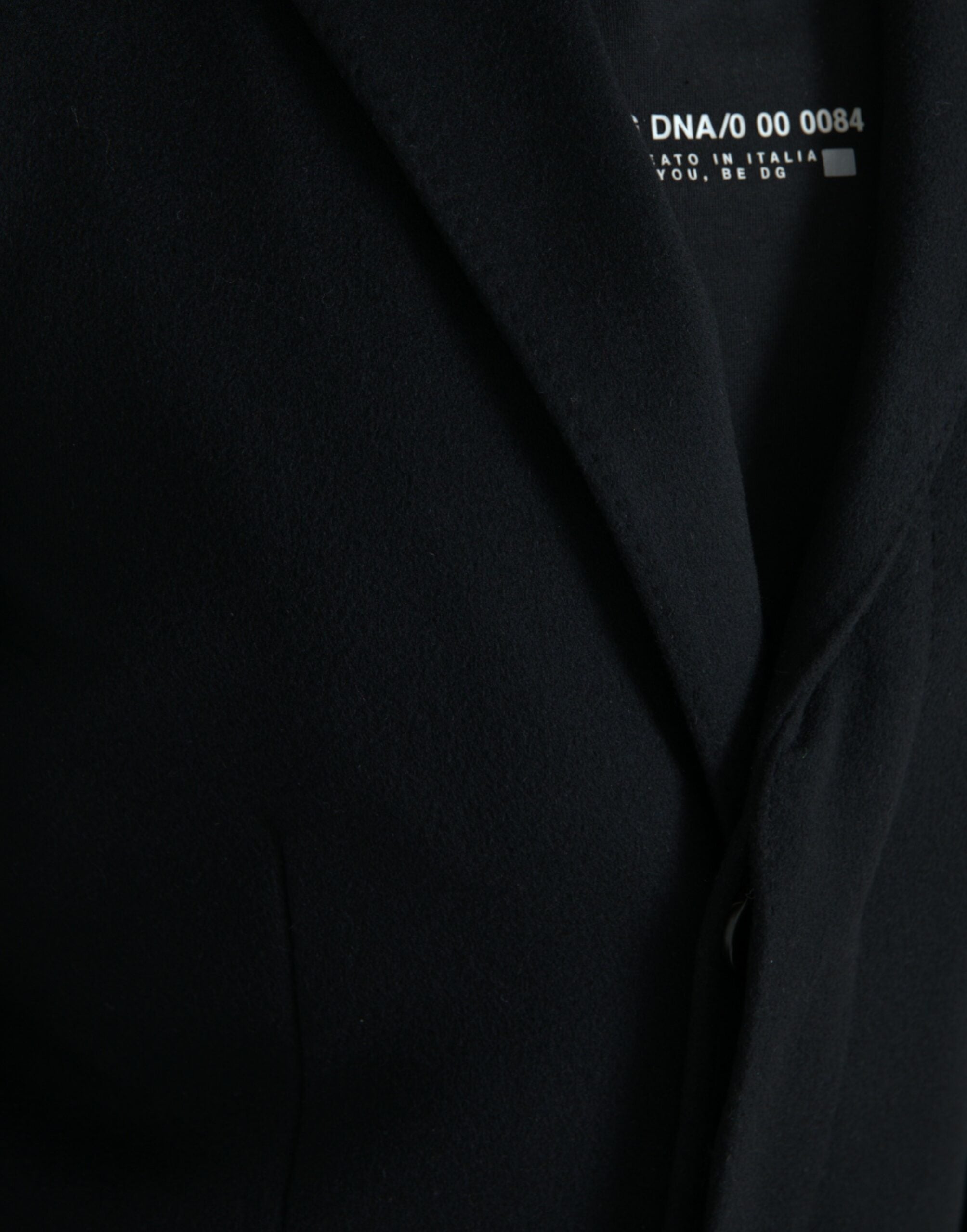 Manteau trench noir à un seul rang de boutons de Dolce & Gabbana, coupe classique et élégante, en tissu léger.