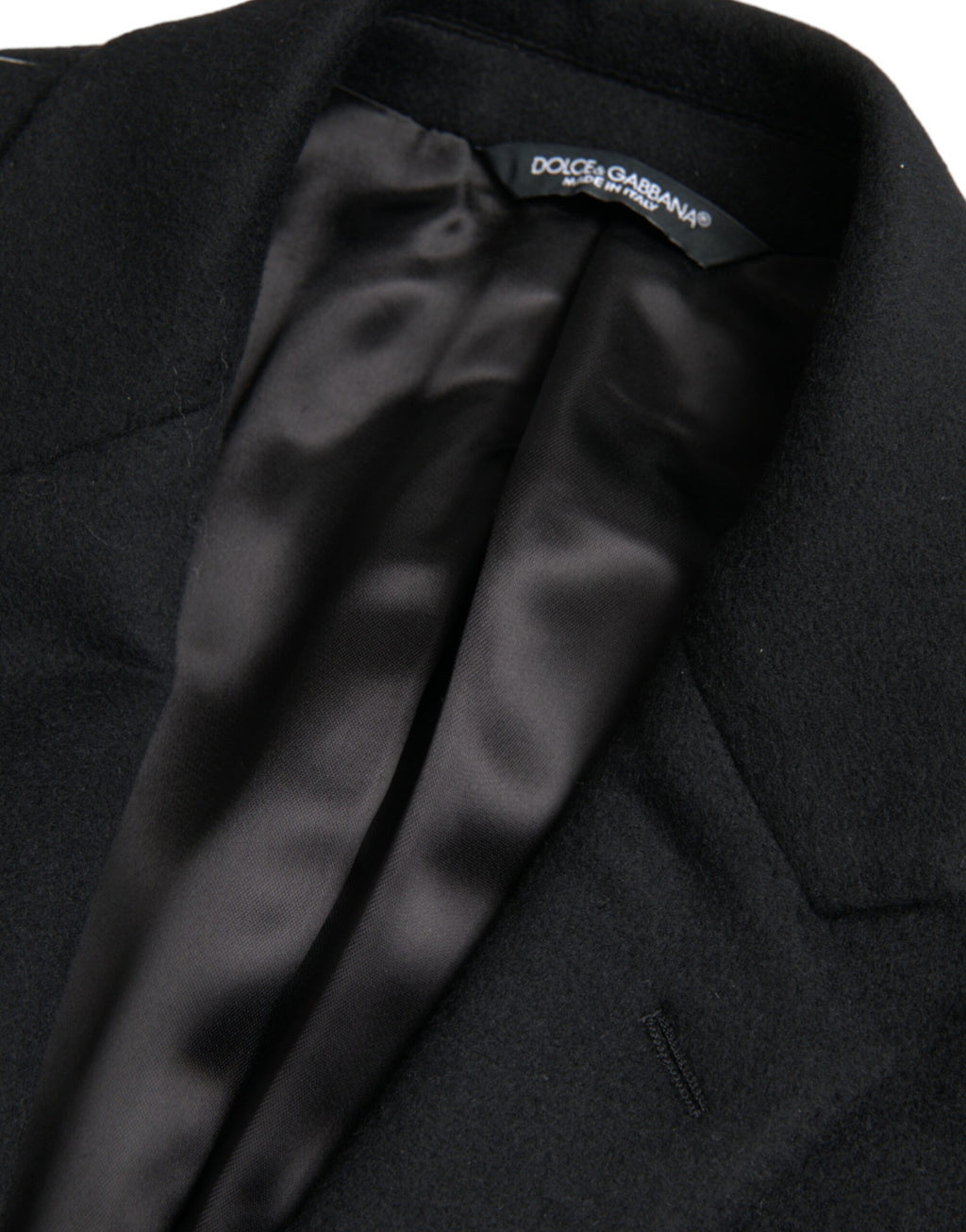Manteau trench noir à un seul rang de boutons de la marque Dolce & Gabbana, vue de face, en tissu élégant et classique.