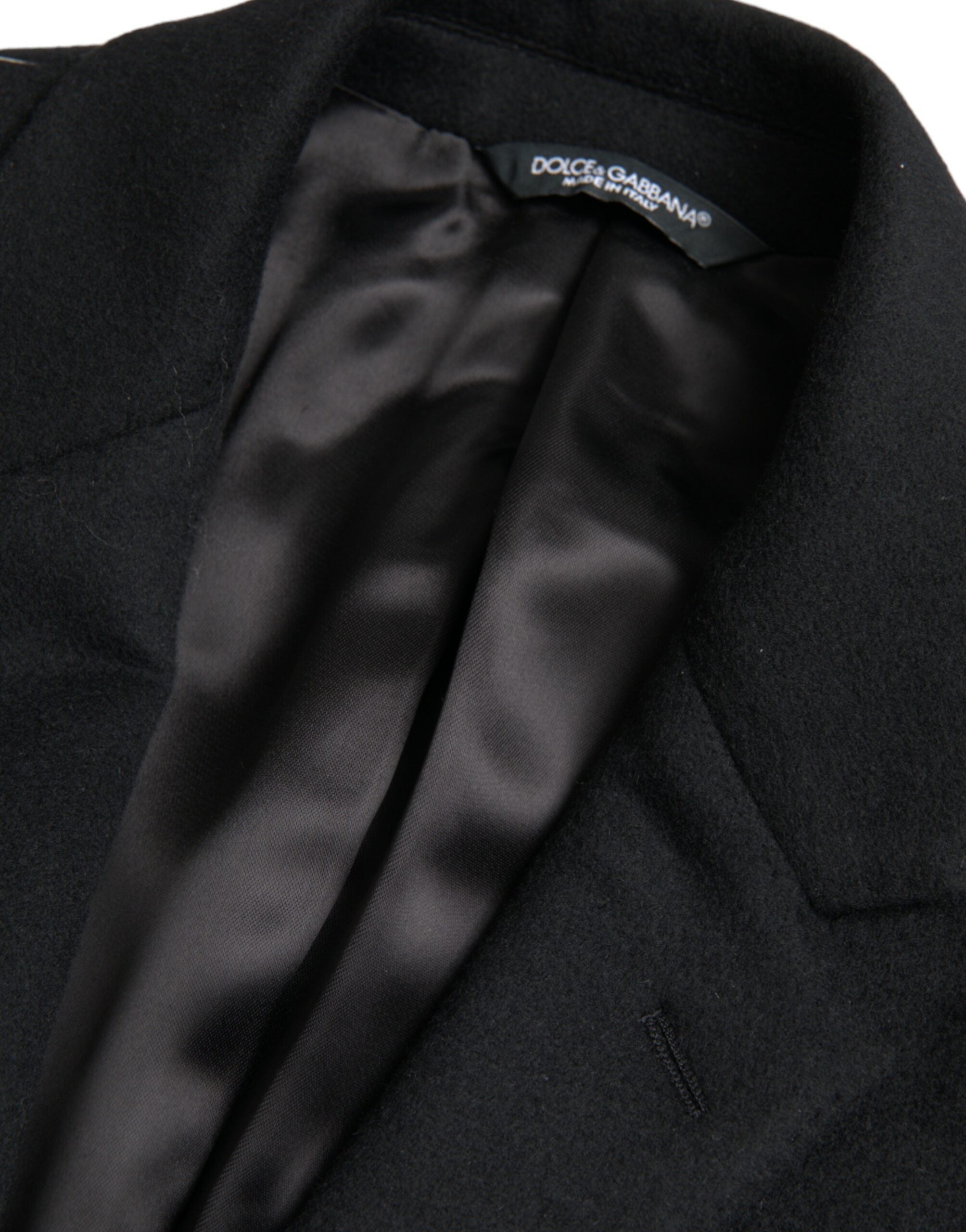 Manteau trench noir à un seul rang de boutons de la marque Dolce & Gabbana, vue de face, en tissu élégant et classique.