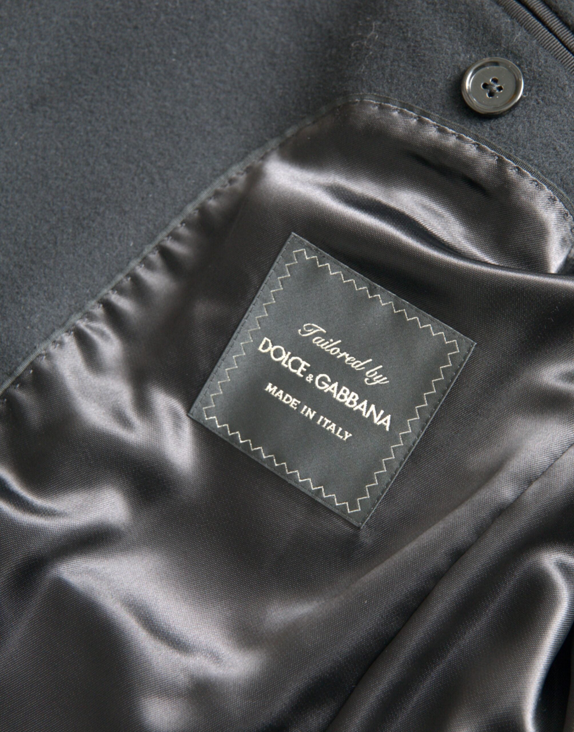 Manteau trench noir à un seul rang de boutons de Dolce & Gabbana, coupe élégante et tissu classique, vue de face.