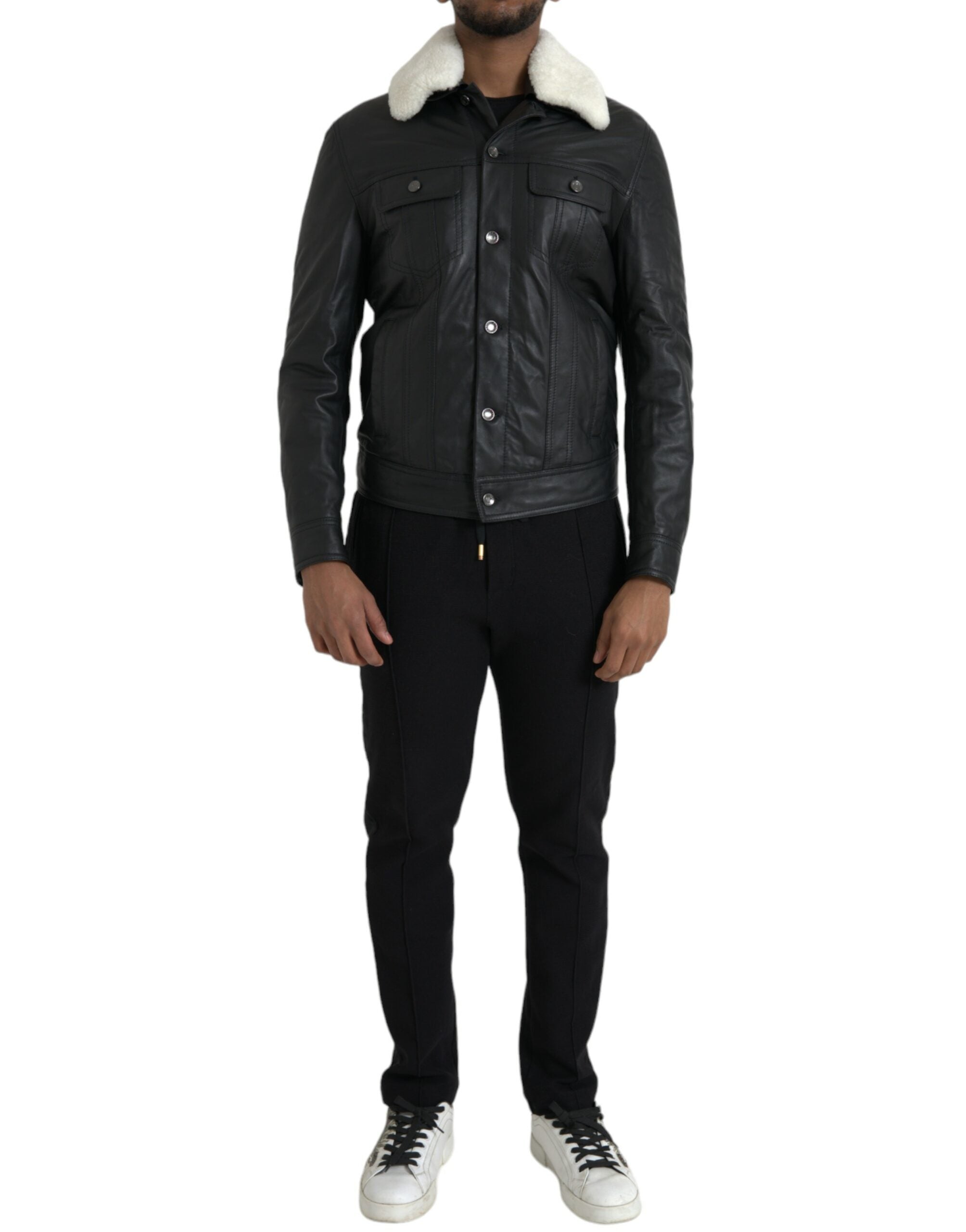 Veste en cuir noir Dolce & Gabbana avec col en fourrure, style biker, détails sophistiqués et coupe élégante.