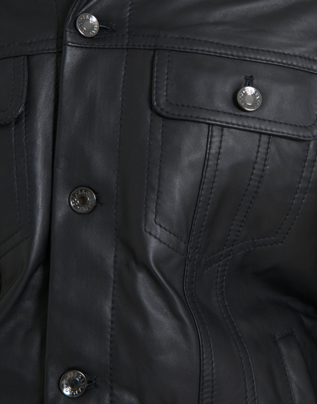 Manteau en cuir noir Dolce & Gabbana avec col en fourrure, veste biker élégante et tendance.