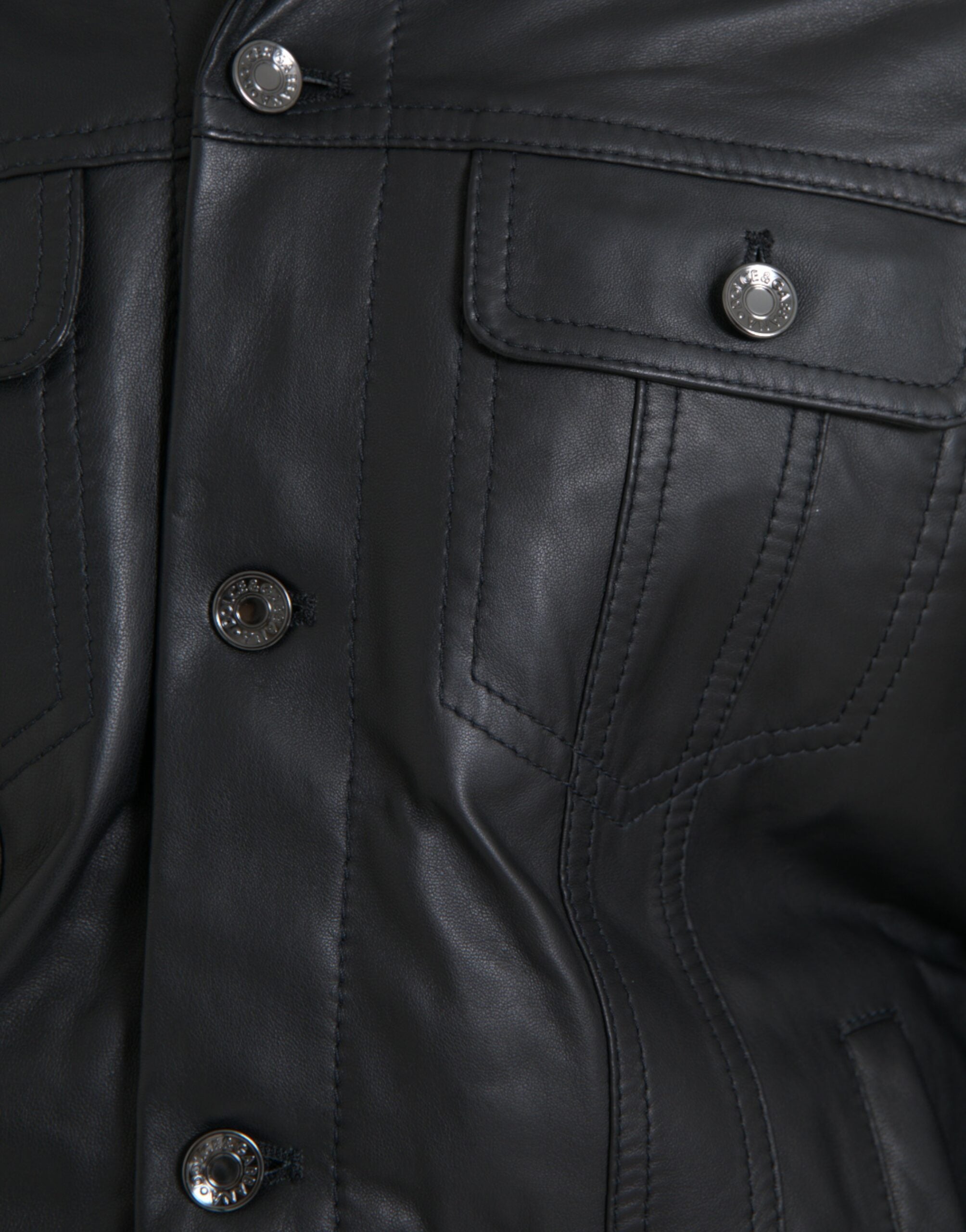 Manteau en cuir noir Dolce & Gabbana avec col en fourrure, veste biker élégante et tendance.