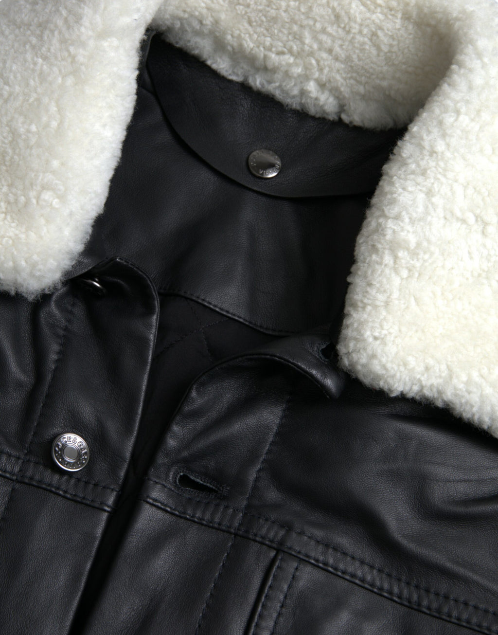 Veste en cuir noir Dolce & Gabbana avec col en fourrure, style blouson motard, finition élégante et détails sophistiqués.