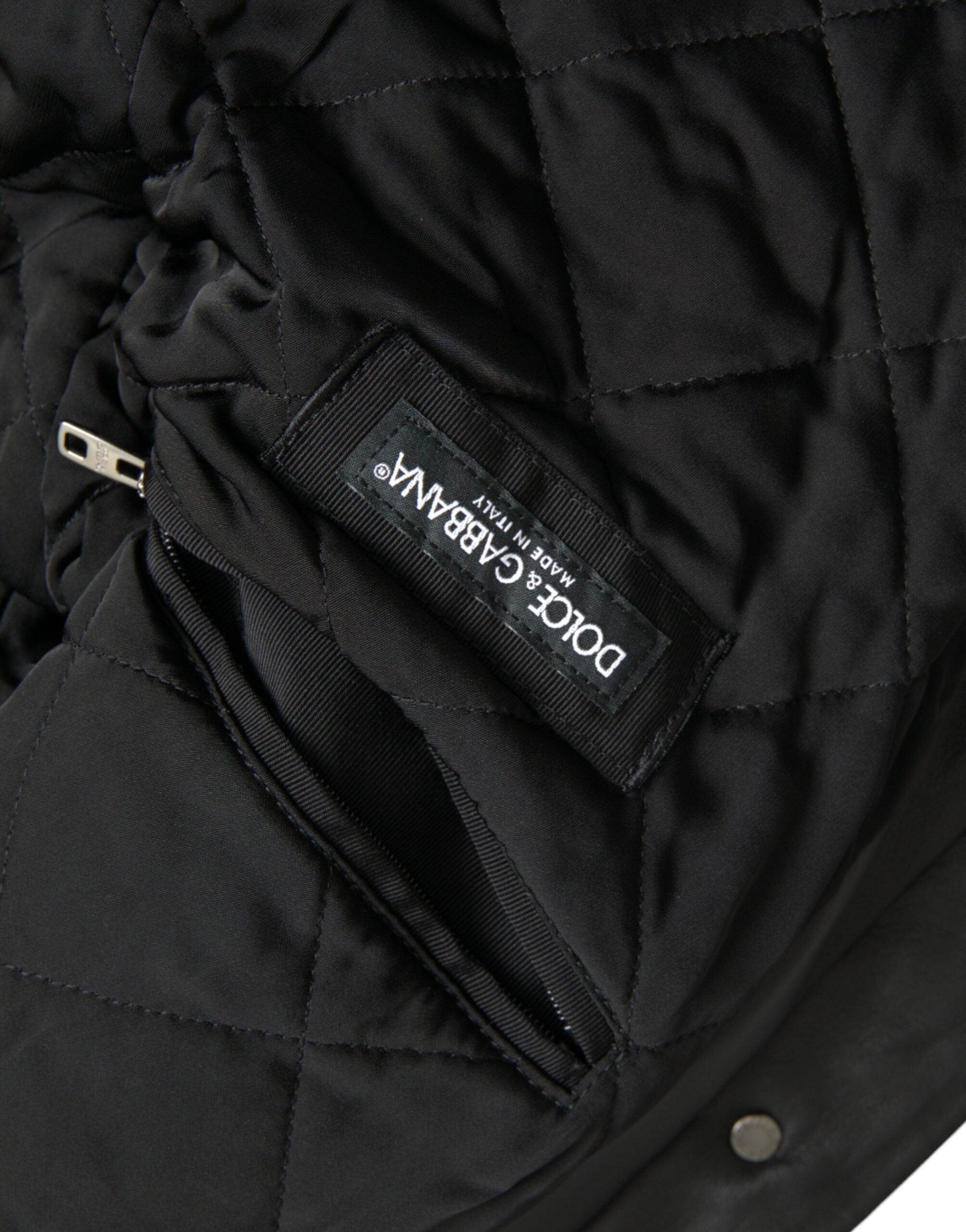 Manteau en cuir noir Dolce & Gabbana avec col en fourrure, veste biker élégante et sophistiquée.
