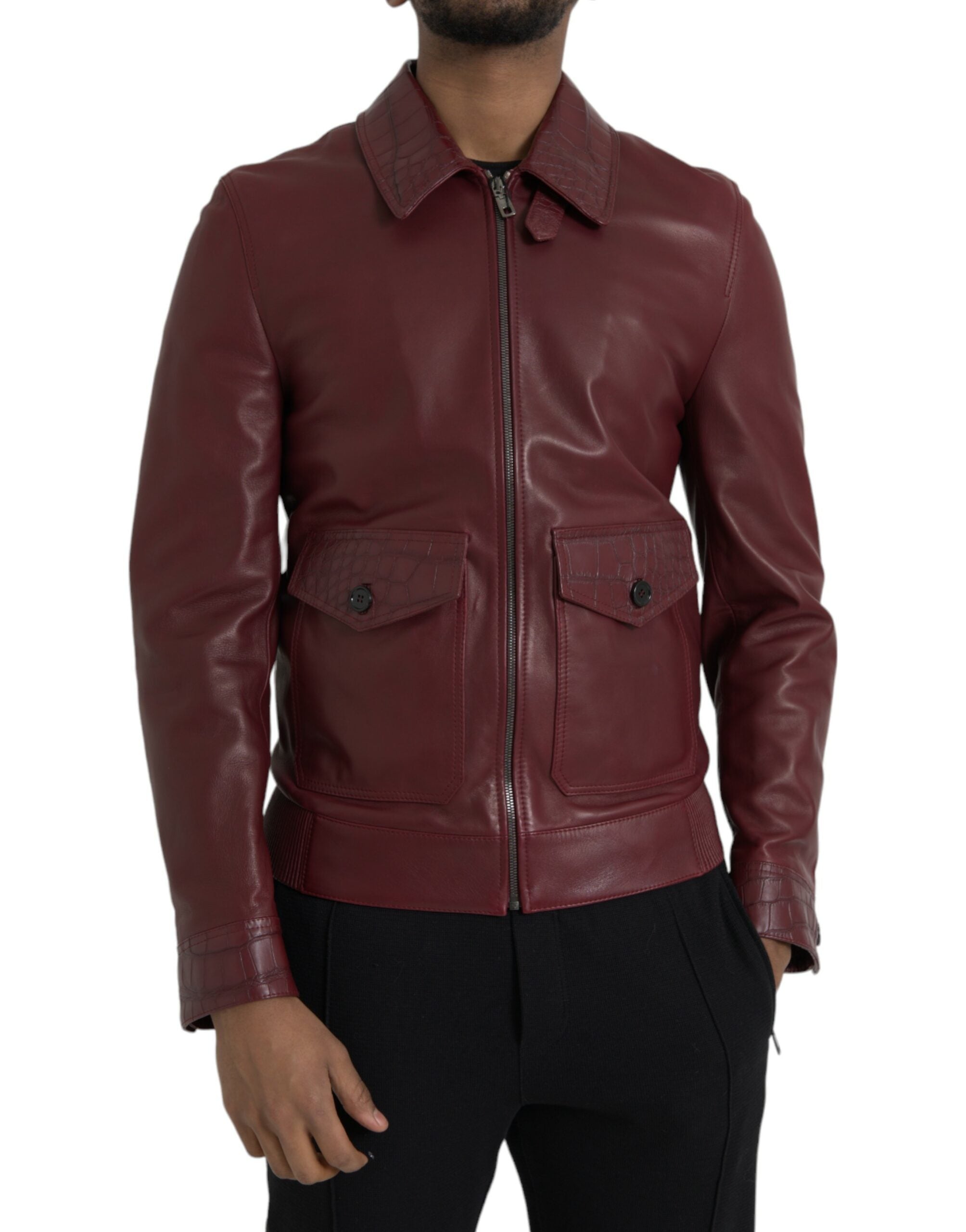 Manteau en cuir exotique marron bourgogne Dolce & Gabbana avec fermeture éclair et style motard, vue de face.