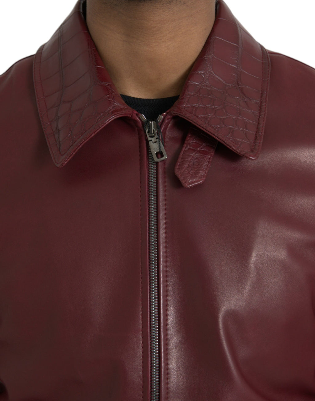 Veste moto en cuir exotique bordeaux de Dolce & Gabbana, coupe zippée, style biker avec détails sophistiqués.