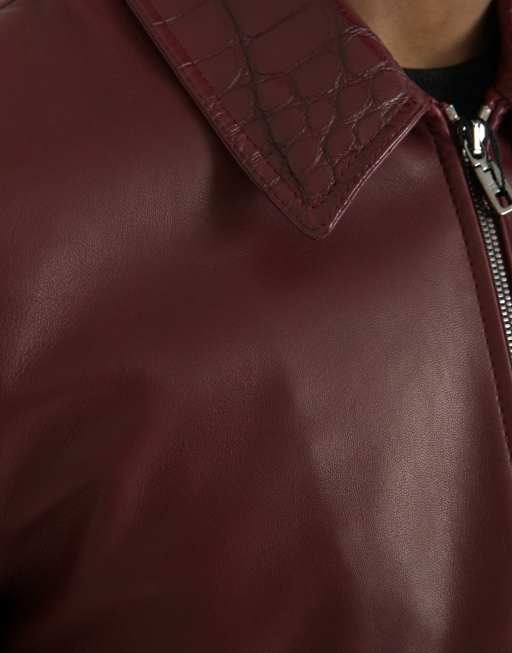 Veste en cuir exotique bordeaux Dolce & Gabbana, veste motard zippée avec détails en cuir naturel.