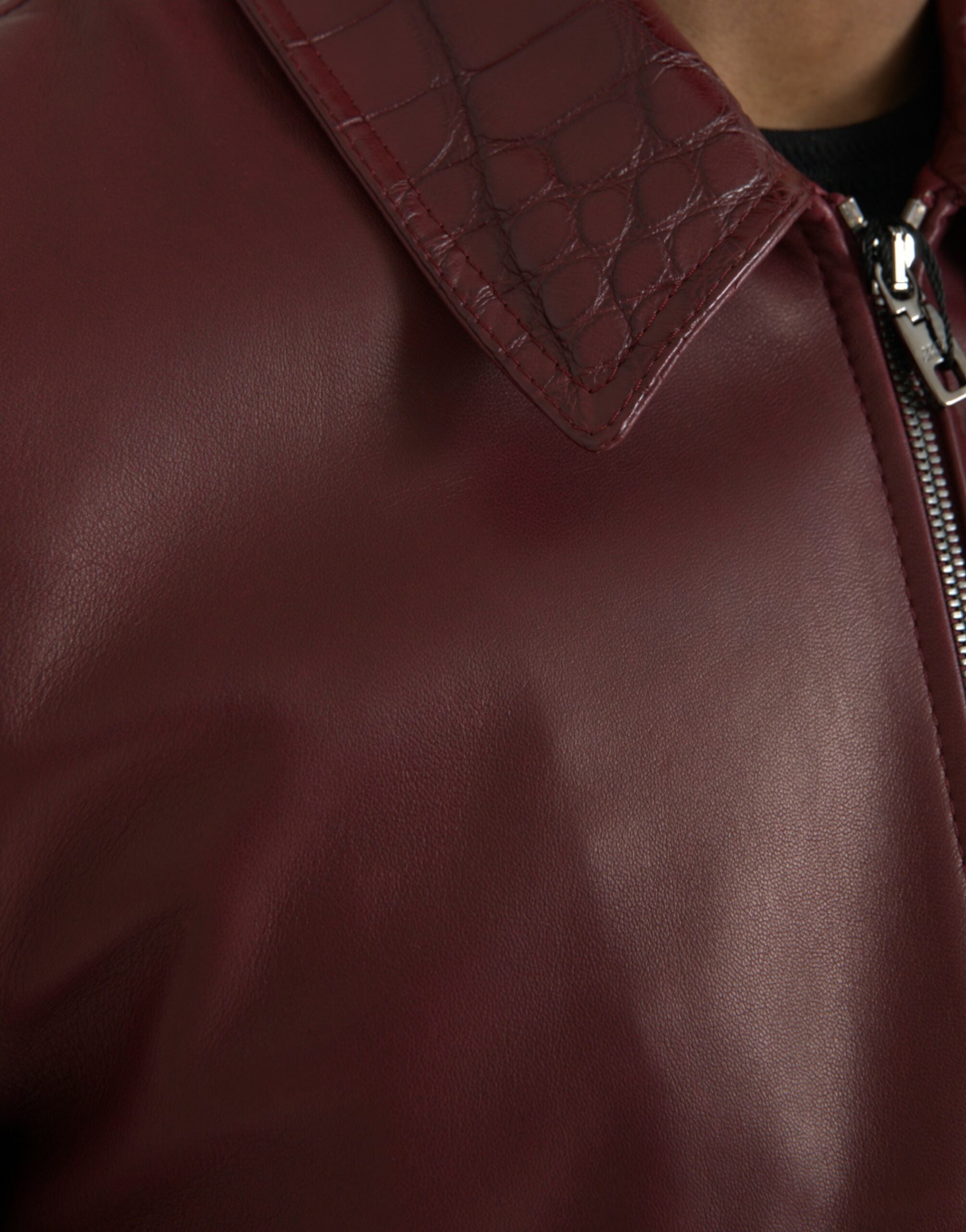 Veste en cuir exotique bordeaux Dolce & Gabbana, veste motard zippée avec détails en cuir naturel.
