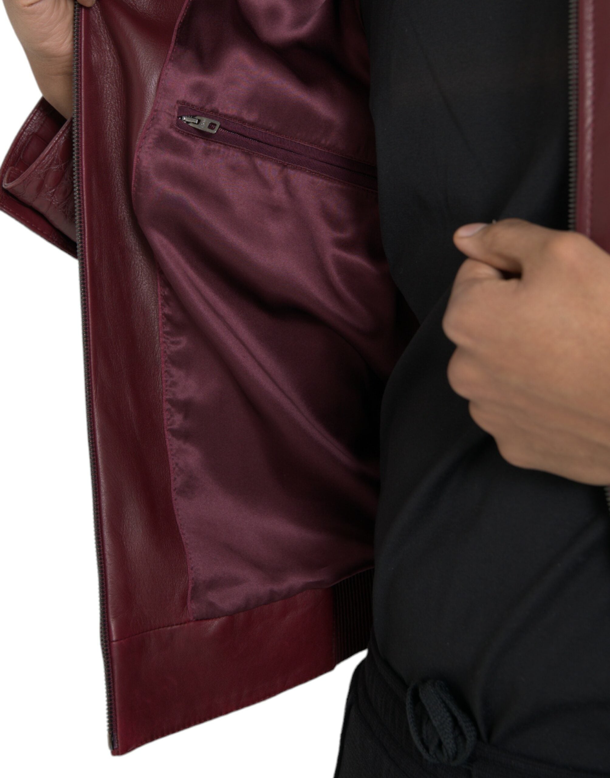 Veste motard en cuir exotique bordeaux de Dolce & Gabbana avec fermeture éclair, style élégant et sophistiqué.