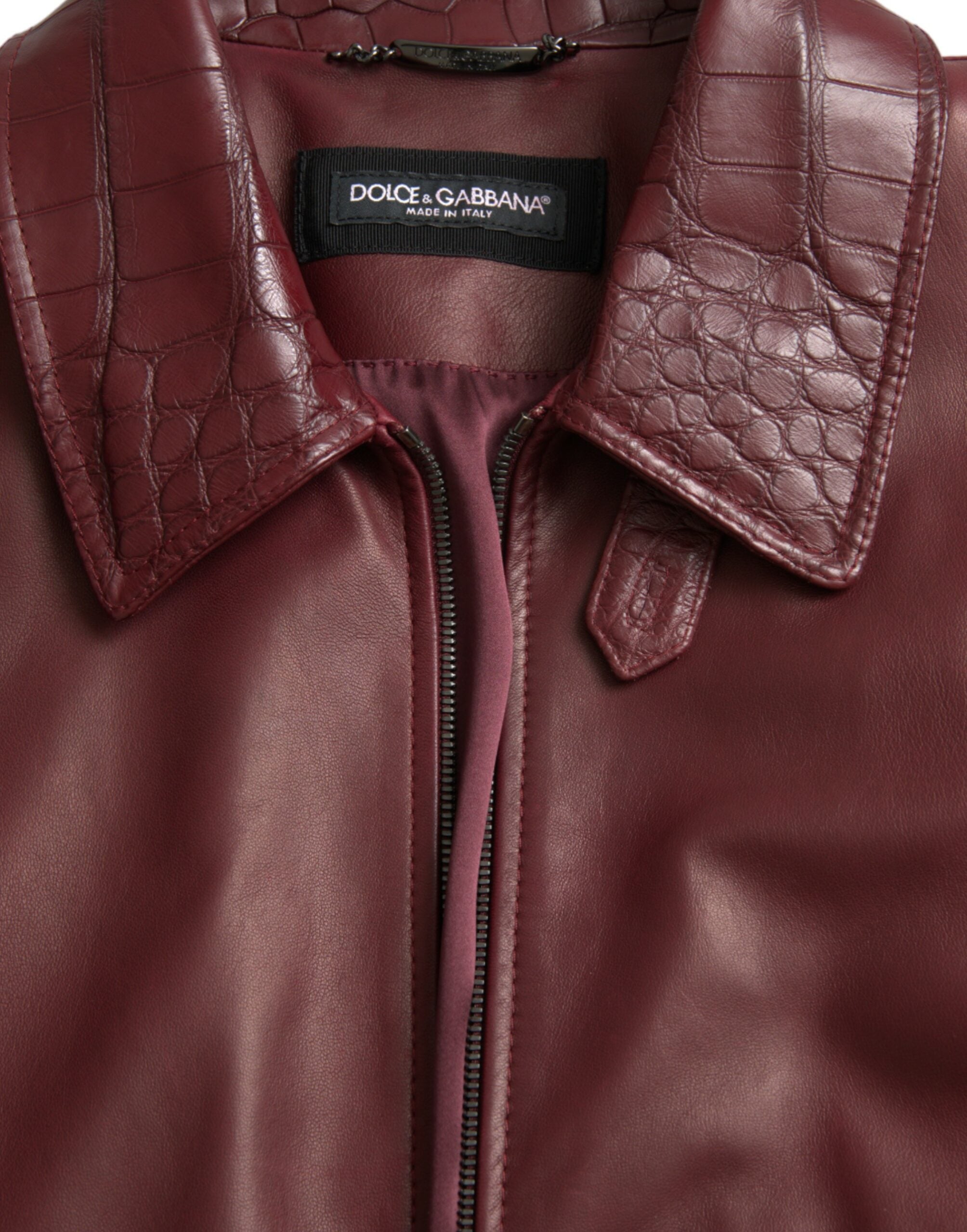 Veste biker en cuir exotique marron bourgogne de Dolce & Gabbana, avec fermeture éclair et design élégant.