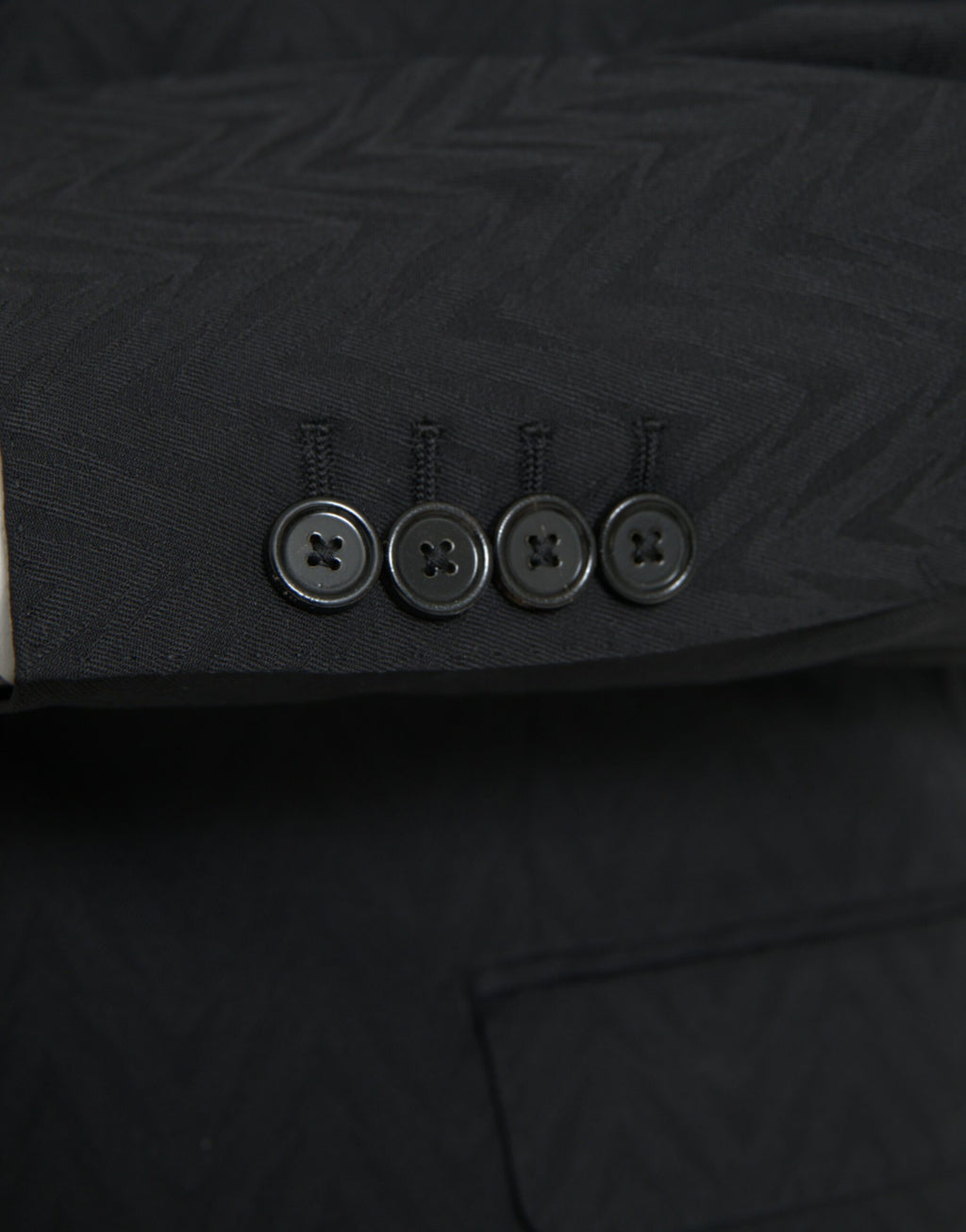 Veste blazer noire Dolce & Gabbana MARTINI slim fit, coupe élégante et finition sophistiquée visible sur la photo.