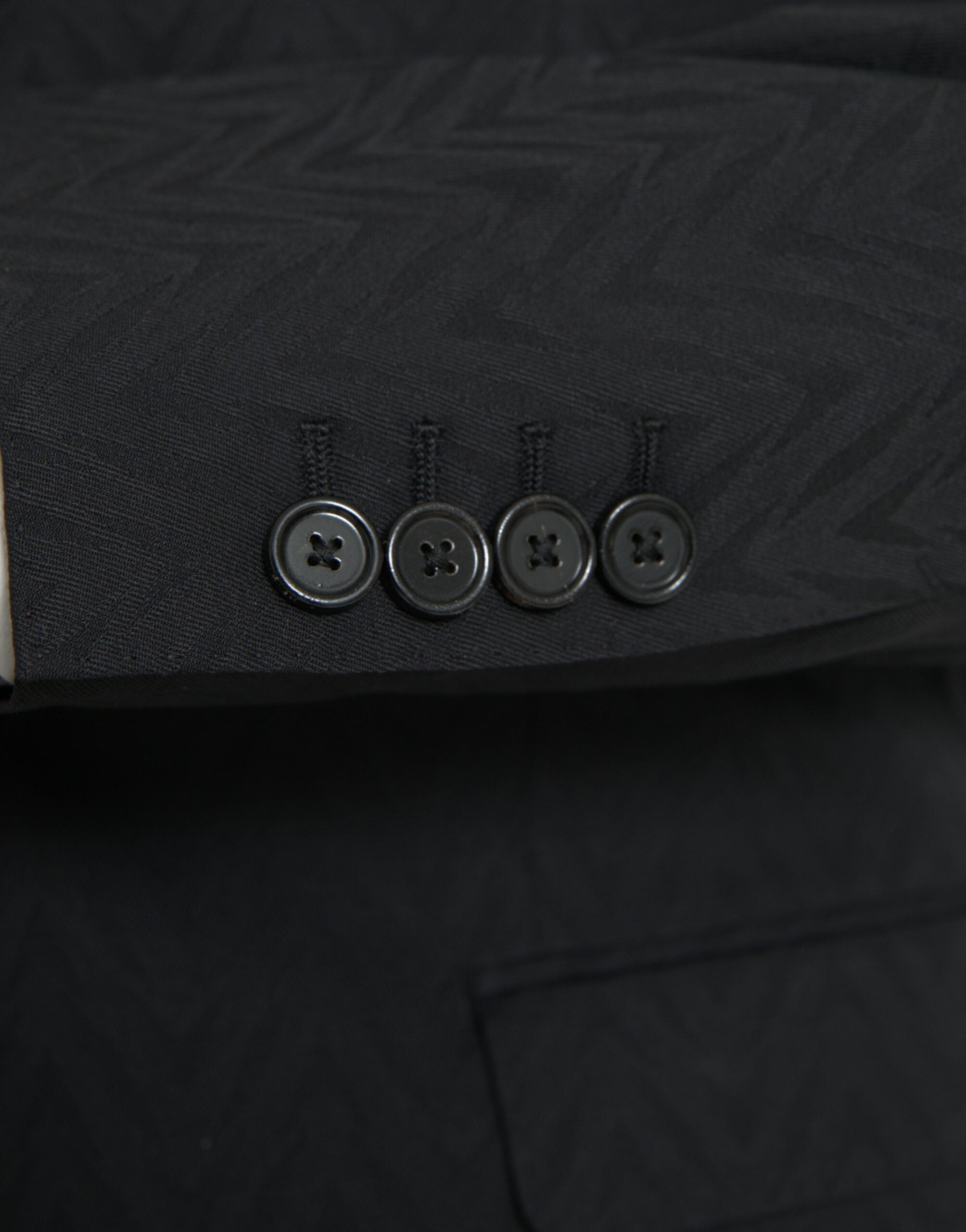 Veste blazer noire Dolce & Gabbana MARTINI slim fit, coupe élégante et finition sophistiquée visible sur la photo.