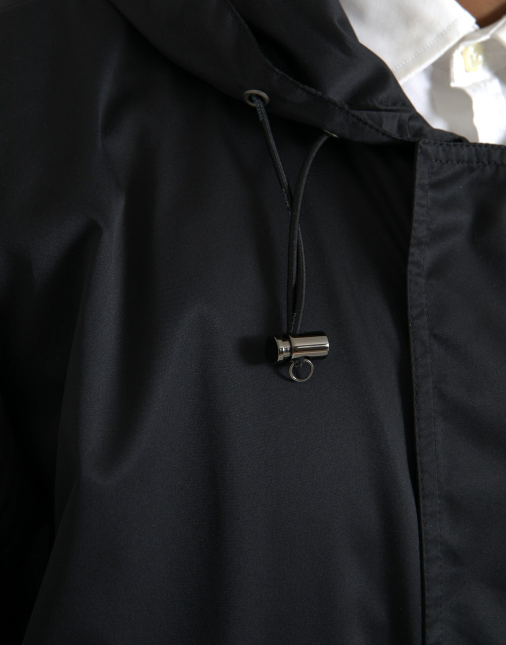 Veste coupe-vent longue noire en polyester Dolce & Gabbana avec capuche, détails modernes et style élégant.