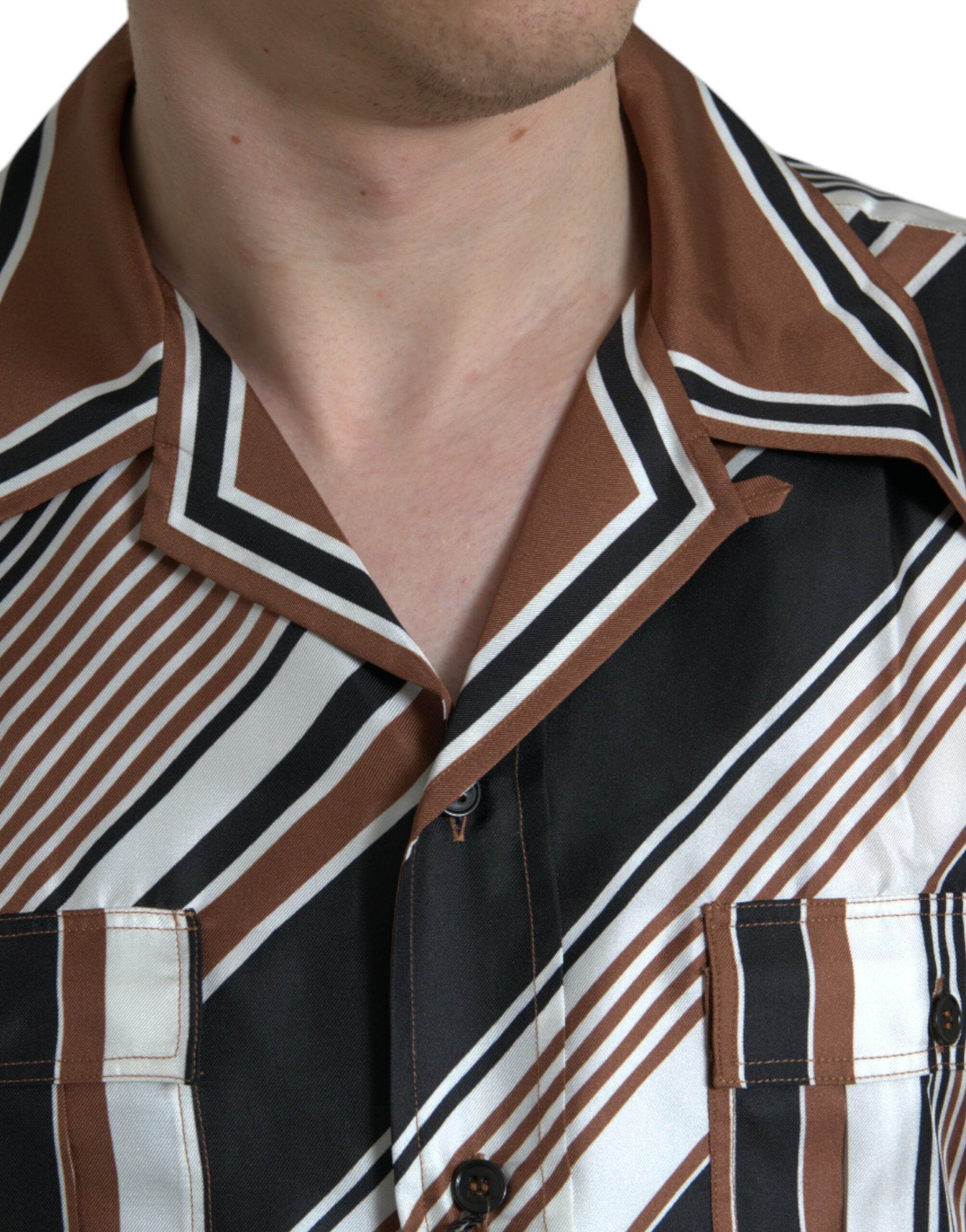Chemise en soie à rayures brunes et blanches de Dolce & Gabbana, manches courtes, élégante et sophistiquée.