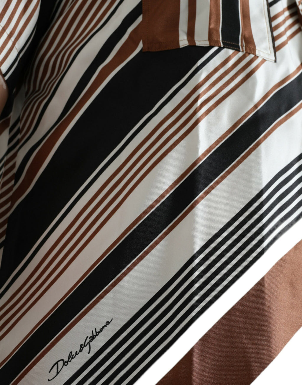 Chemise courte en soie à rayures marron et blanche de Dolce & Gabbana, manches courtes élégantes.